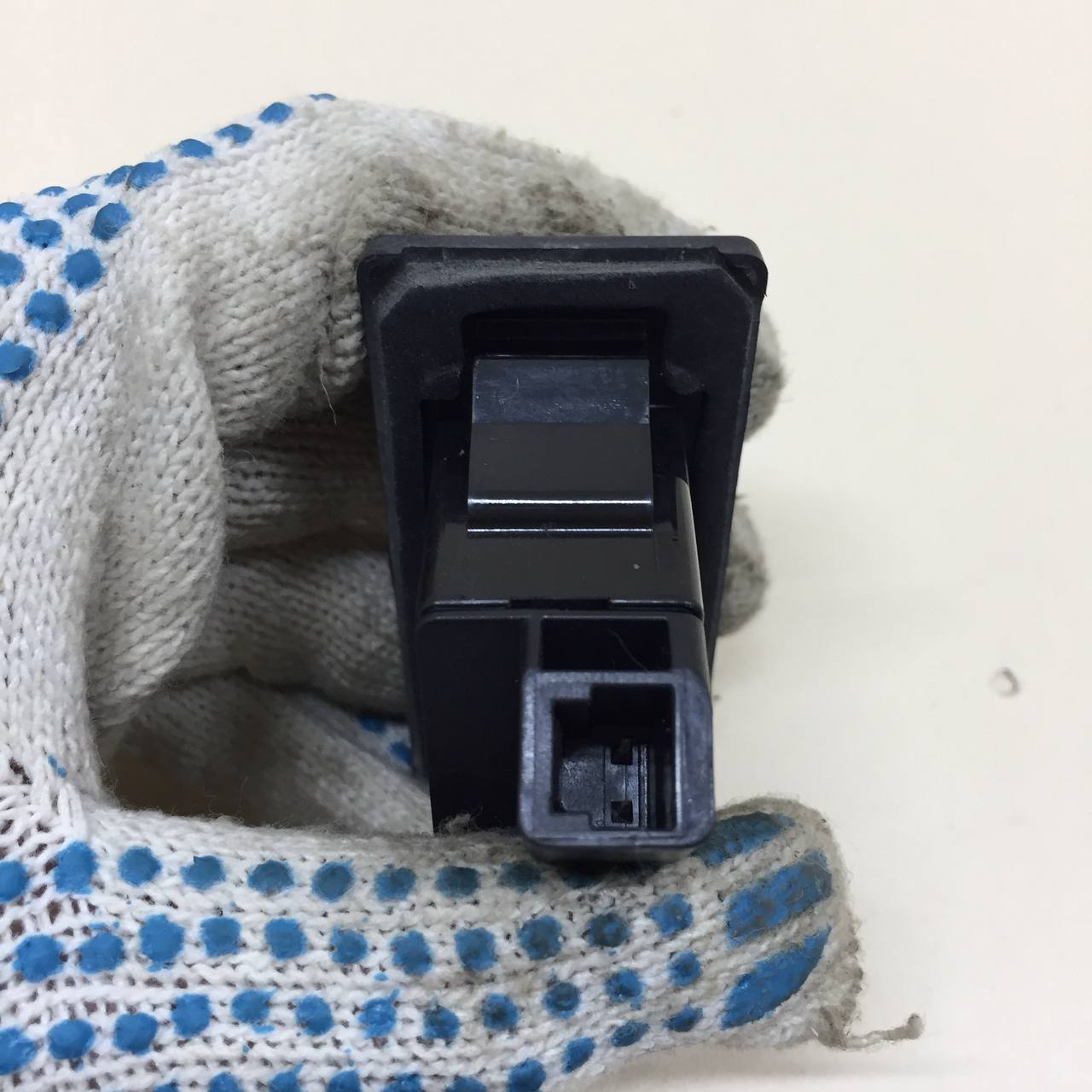Кнопка открывания багажника Mazda Mazda 3 (BM) 2013-2016 Кнопка открывания багажника Mazda Mazda 3 (BM) 2013-2016