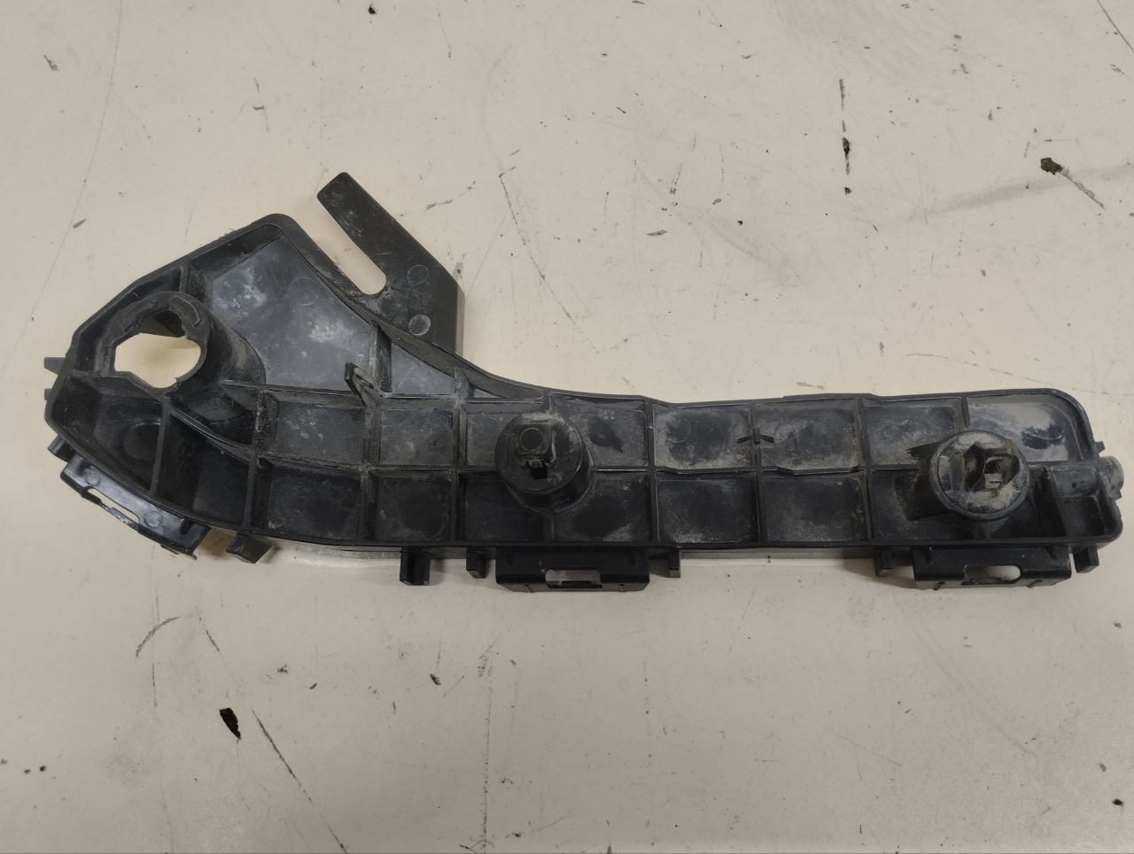 Кронштейн переднего бампера левый Lexus LX450D/570 2015>