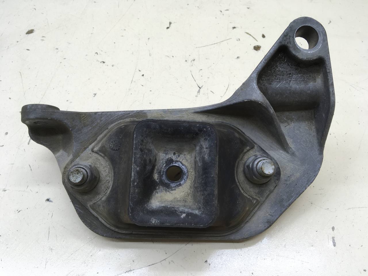 Кронштейн опоры КПП Renault Duster (HSA, HSM) 2012> Кронштейн опоры КПП Renault Duster (HSA, HSM) 2012>