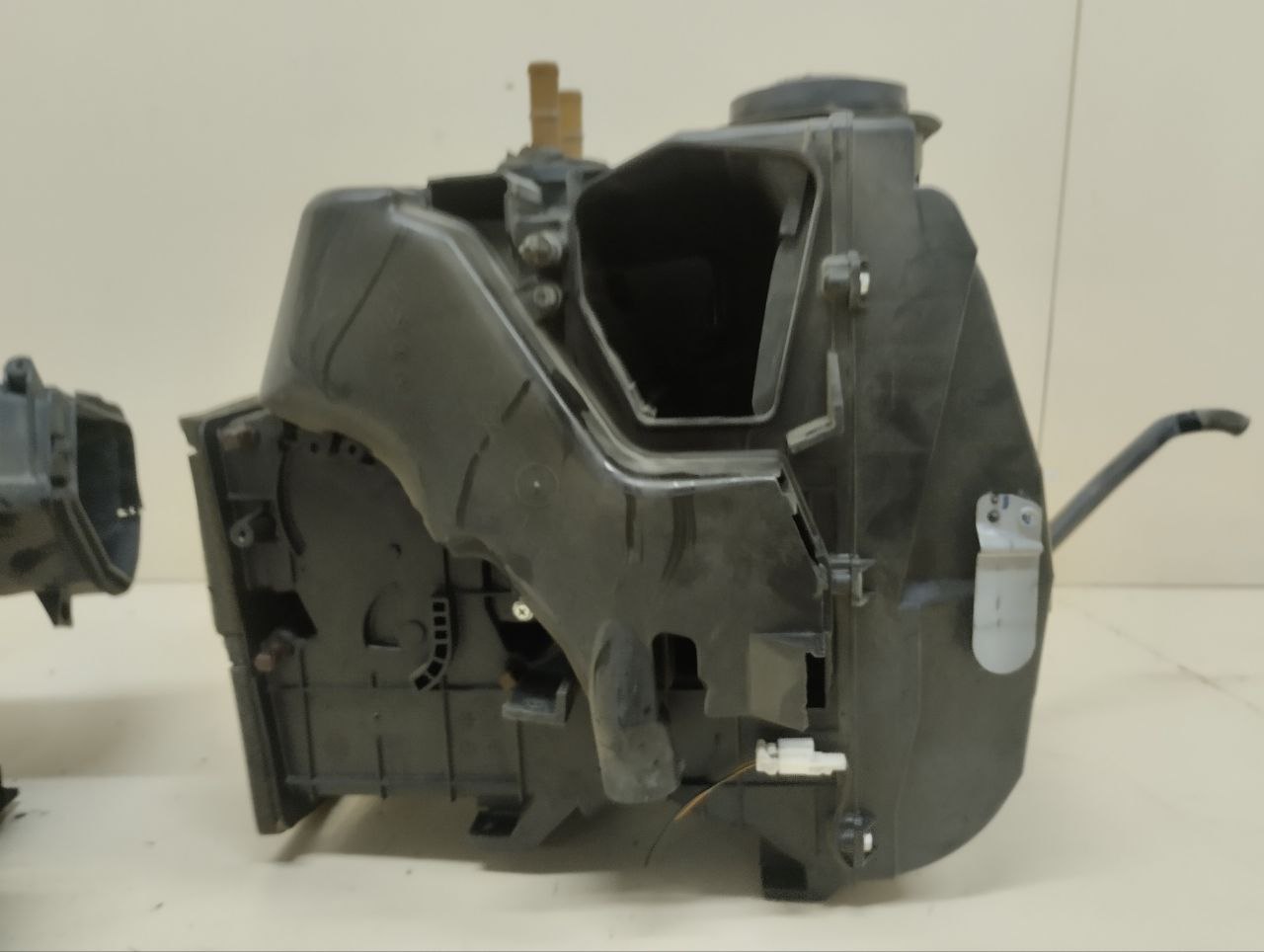 Корпус отопителя Nissan Almera (N16) 2000-2006 Корпус отопителя Nissan Almera (N16) 2000-2006