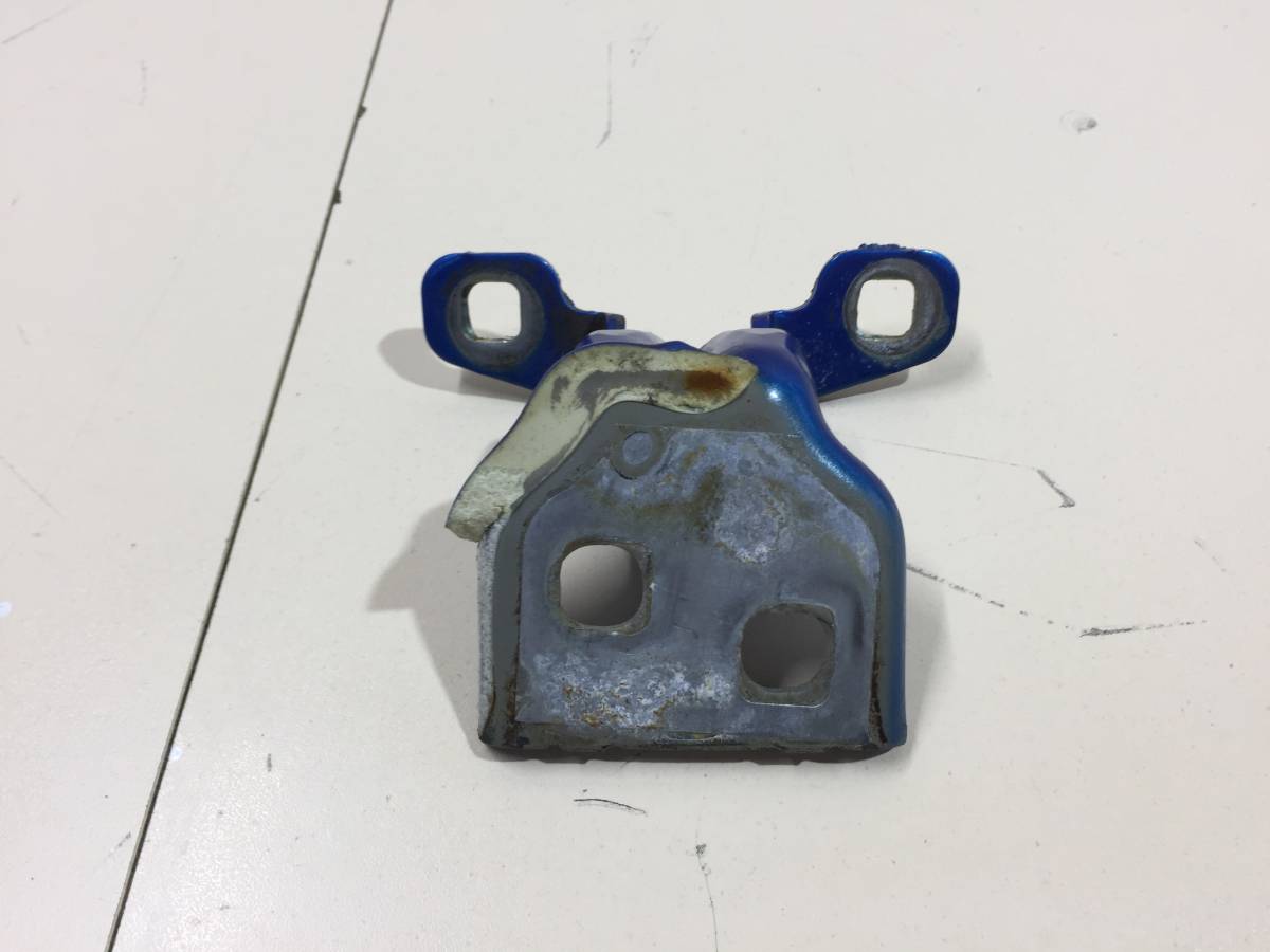 Петля двери задней левой верхняя Renault Sandero 2014>