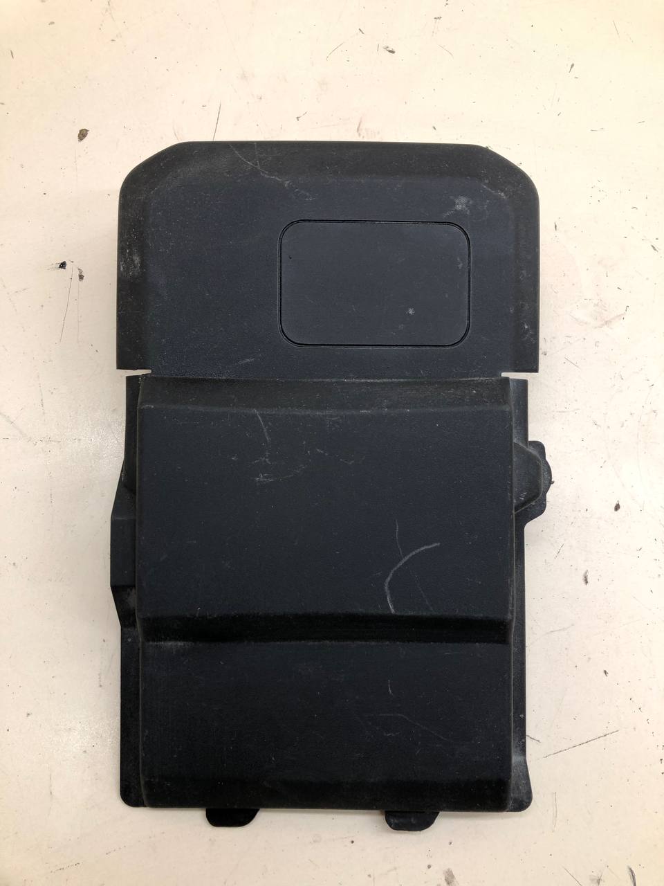 Крышка аккумулятора Ford C-MAX 2003-2010 Крышка аккумулятора Ford C-MAX 2003-2010