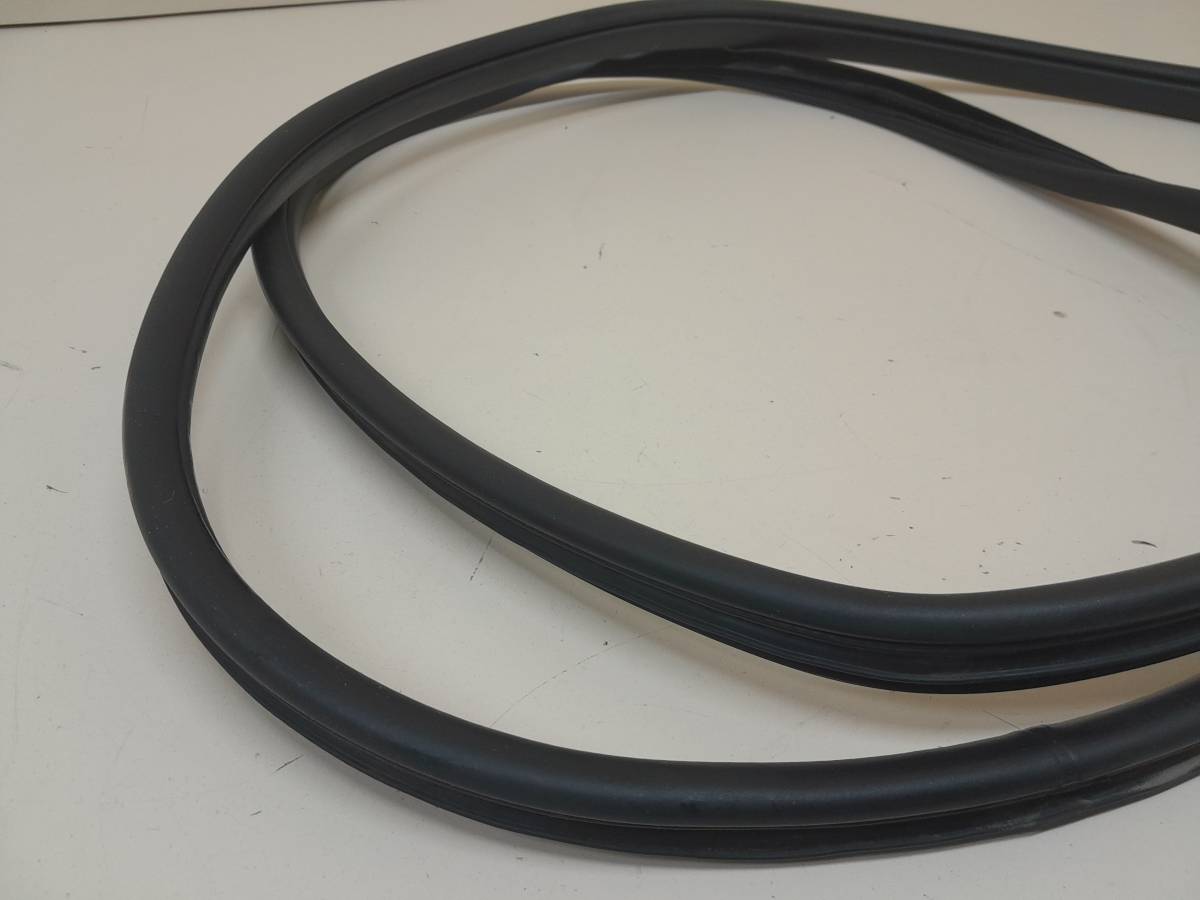 Уплотнитель проема двери задней левой Hyundai ix55 2007-2013