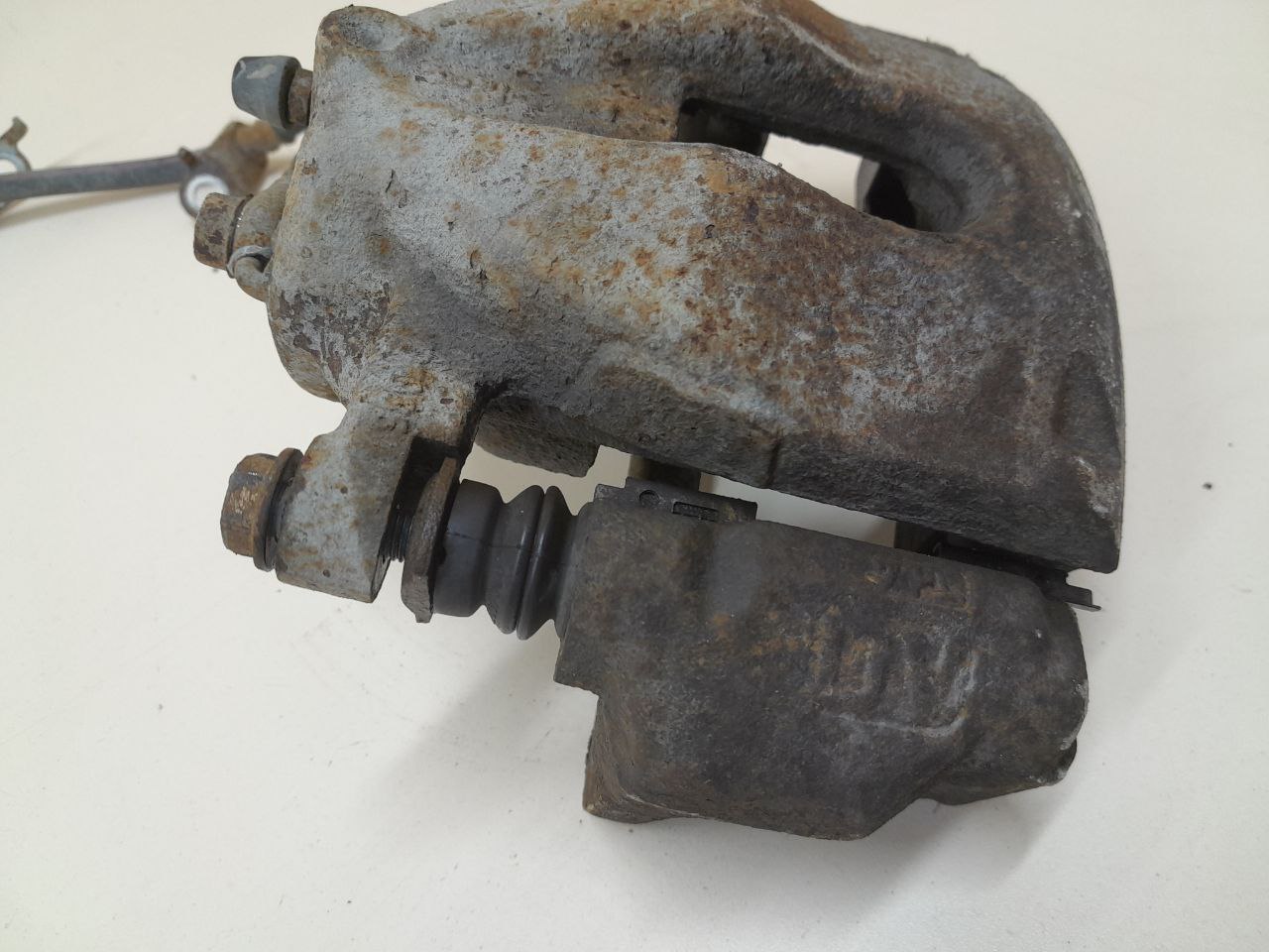Суппорт передний правый Toyota Auris (E150) 2006-2012