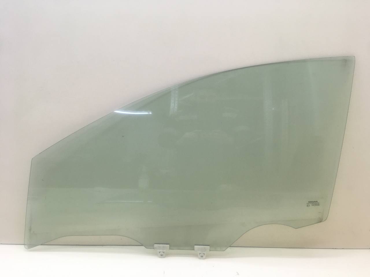 Стекло двери передней левой Nissan Tiida (C11) 2007-2014
