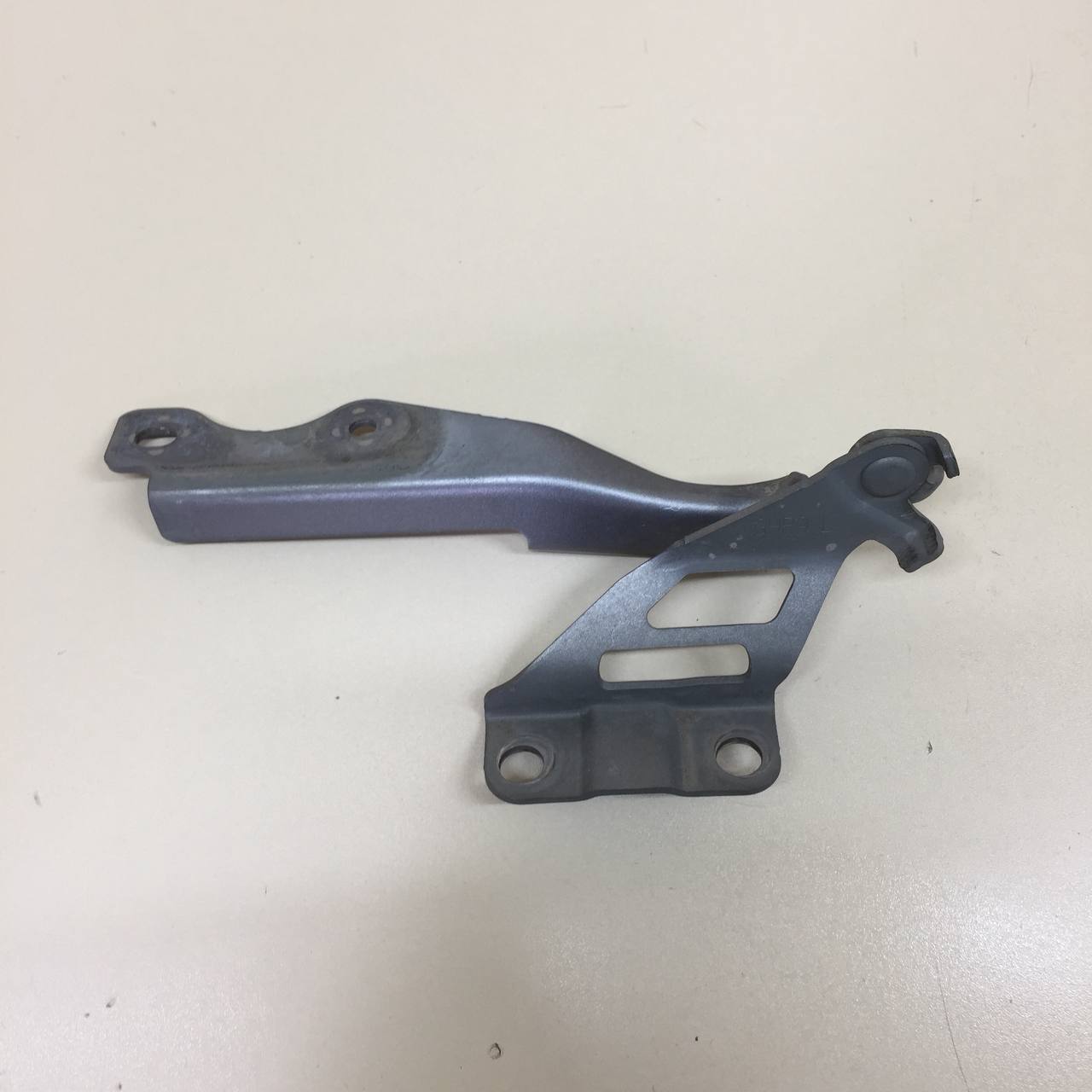 Петля капота левая Mazda Mazda 3 (BM) 2013-2016
