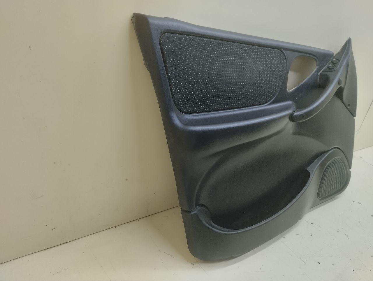 Обшивка двери передней левой Chevrolet Niva 2009-2020