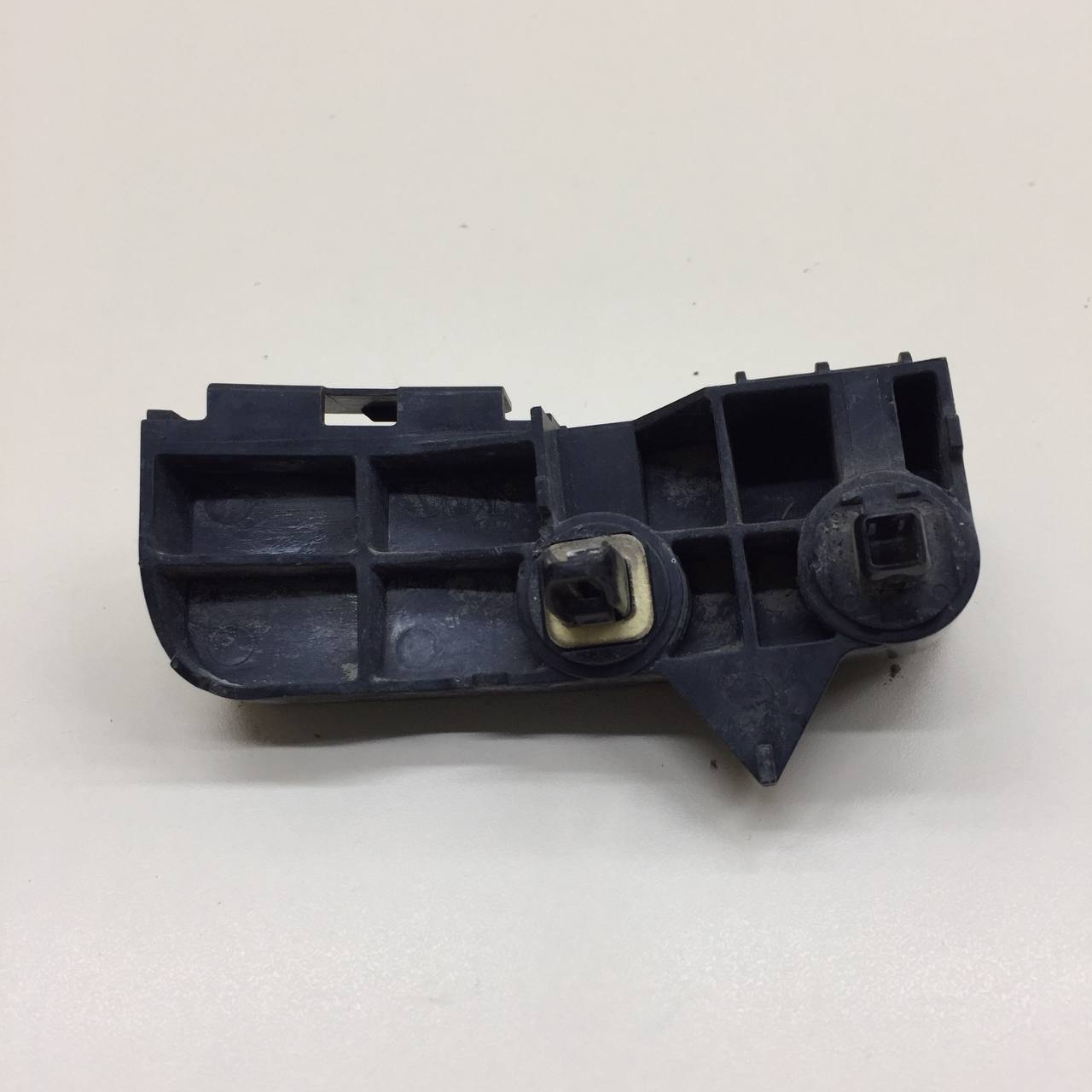 Кронштейн заднего бампера правый Toyota Auris (E150) 2006-2012