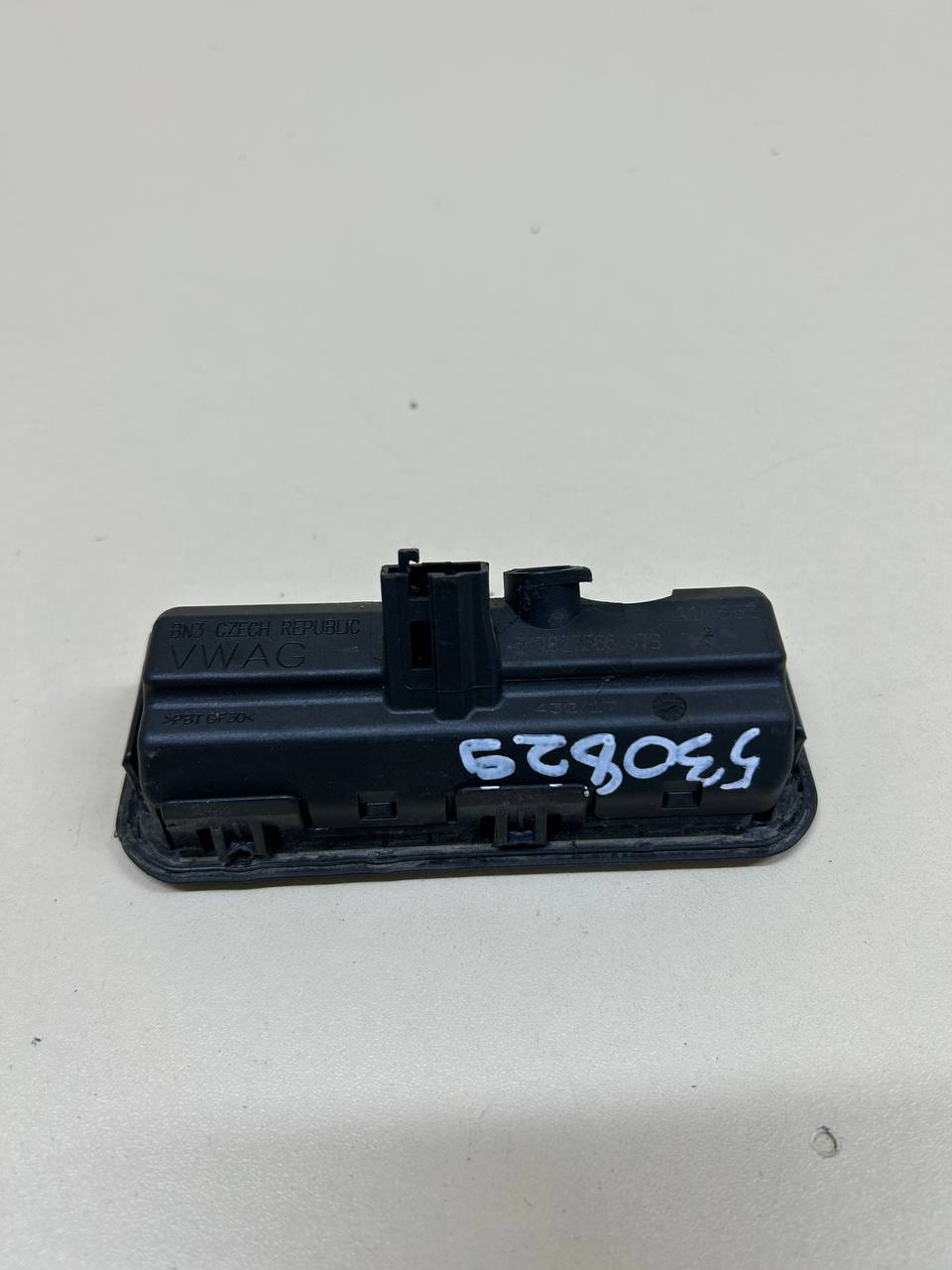 Кнопка открывания багажника Volkswagen Polo (MK5) 2011-2020
