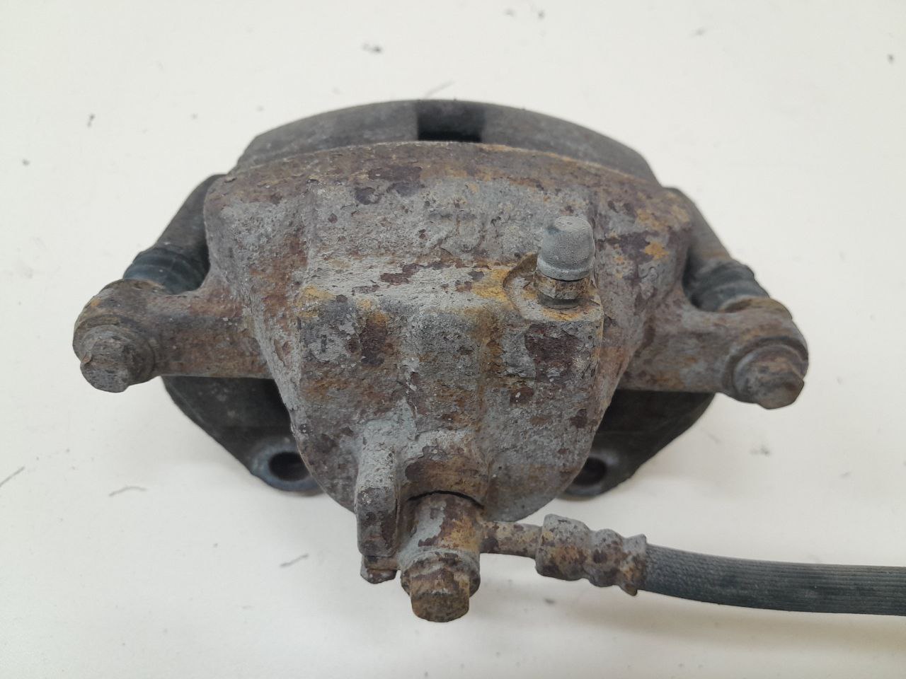 Суппорт передний правый Nissan Almera (N16) 2000-2006