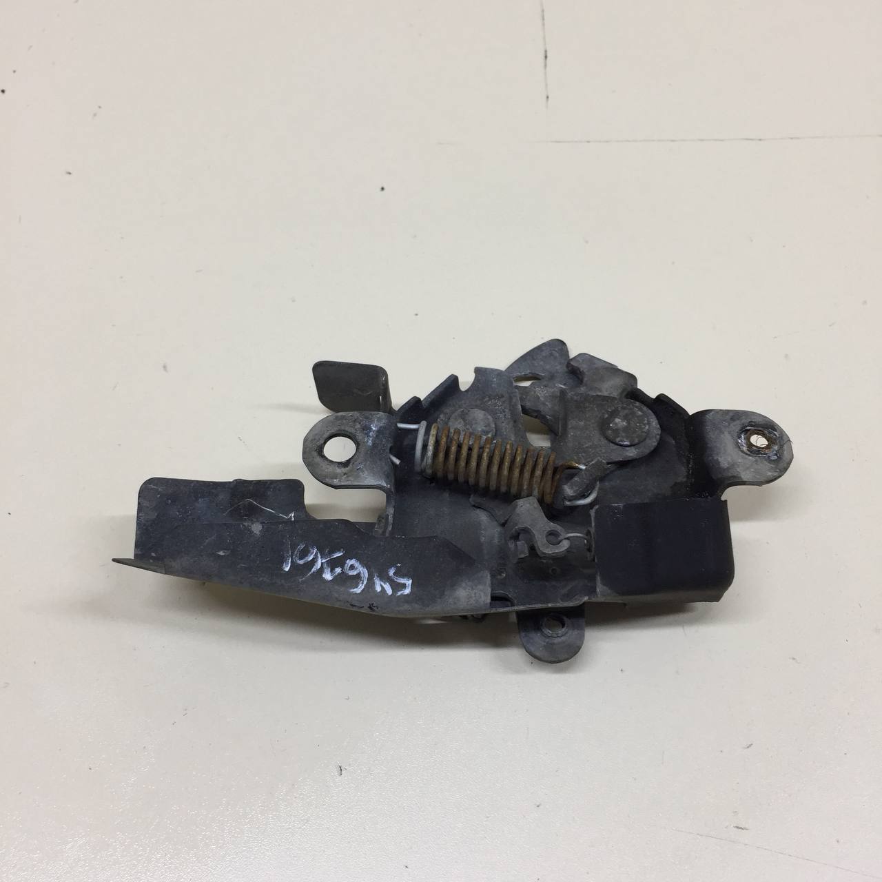 Замок капота Toyota Corolla E120 2001-2007 Замок капота Toyota Corolla E120 2001-2007
