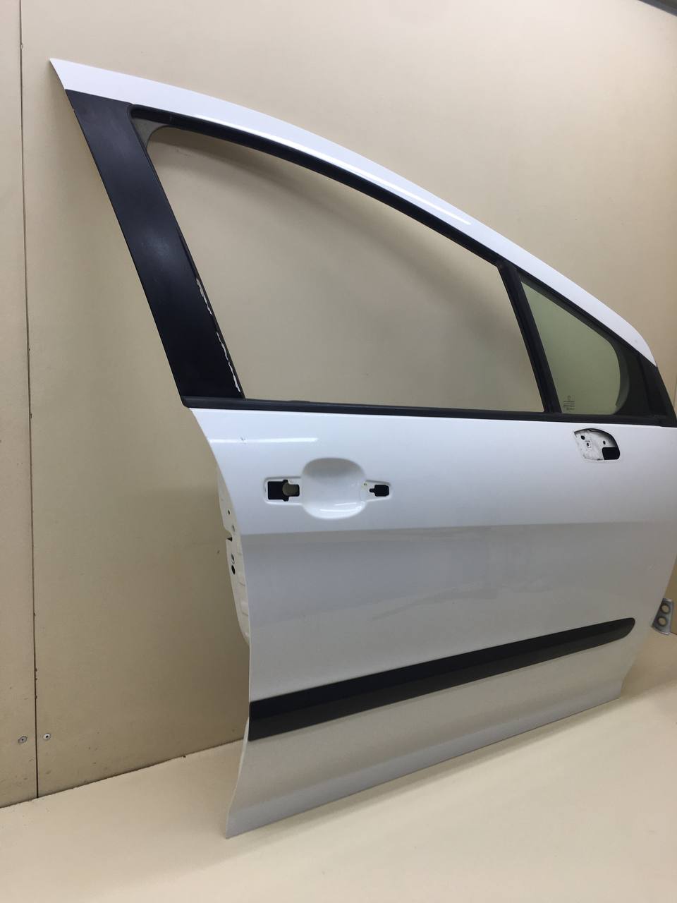 Дверь передняя правая Peugeot 308 2007> Дверь передняя правая Peugeot 308 2007>