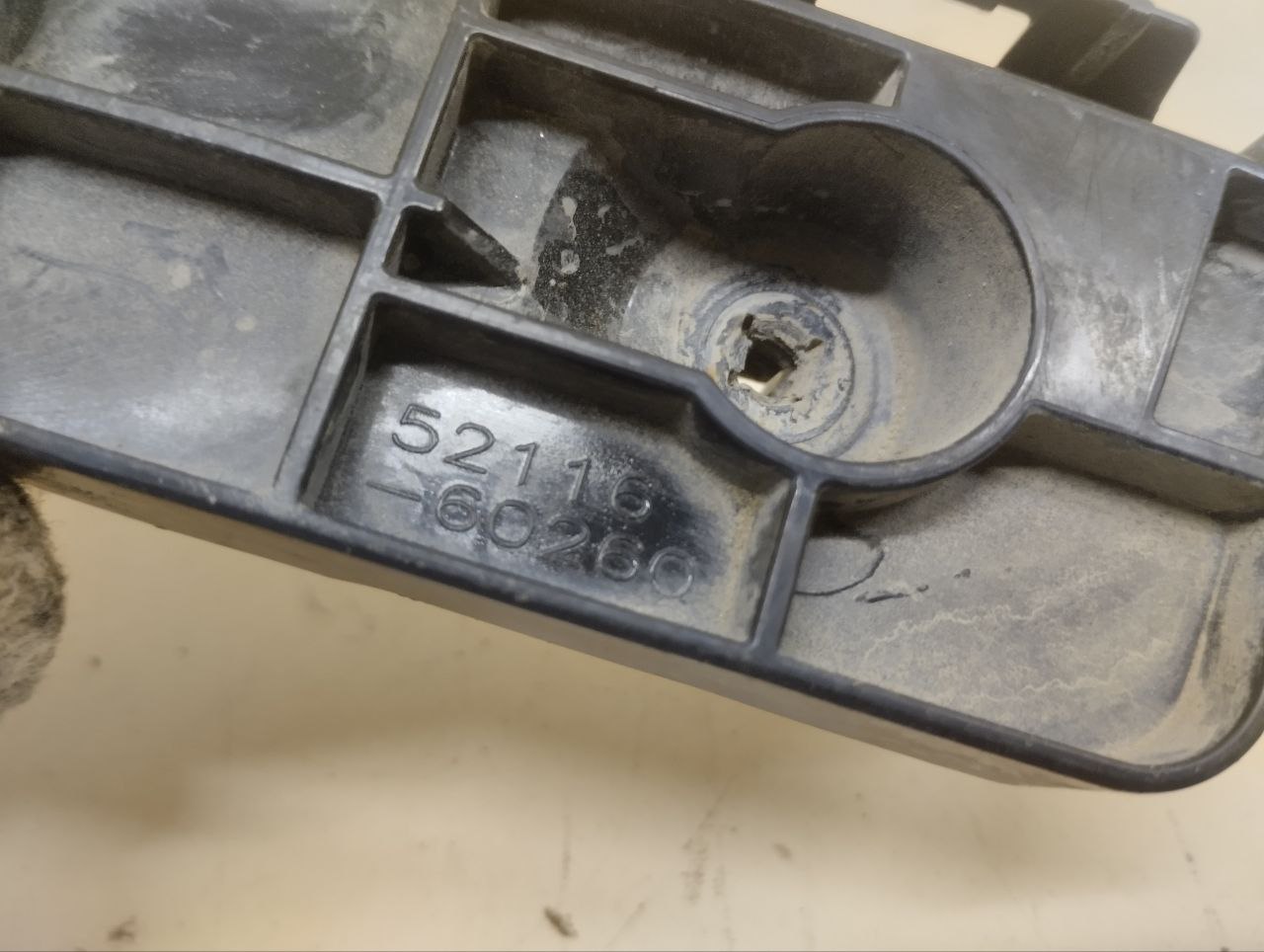 Кронштейн переднего бампера левый Lexus LX450D/570 2015>