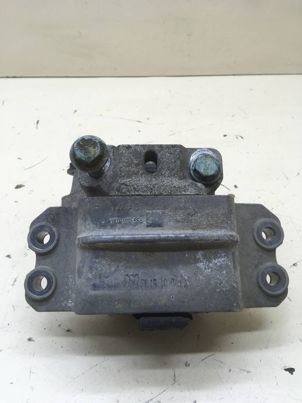 Опора КПП левая Skoda Octavia (A5 1Z-) 2004-2013 Опора КПП левая Skoda Octavia (A5 1Z-) 2004-2013