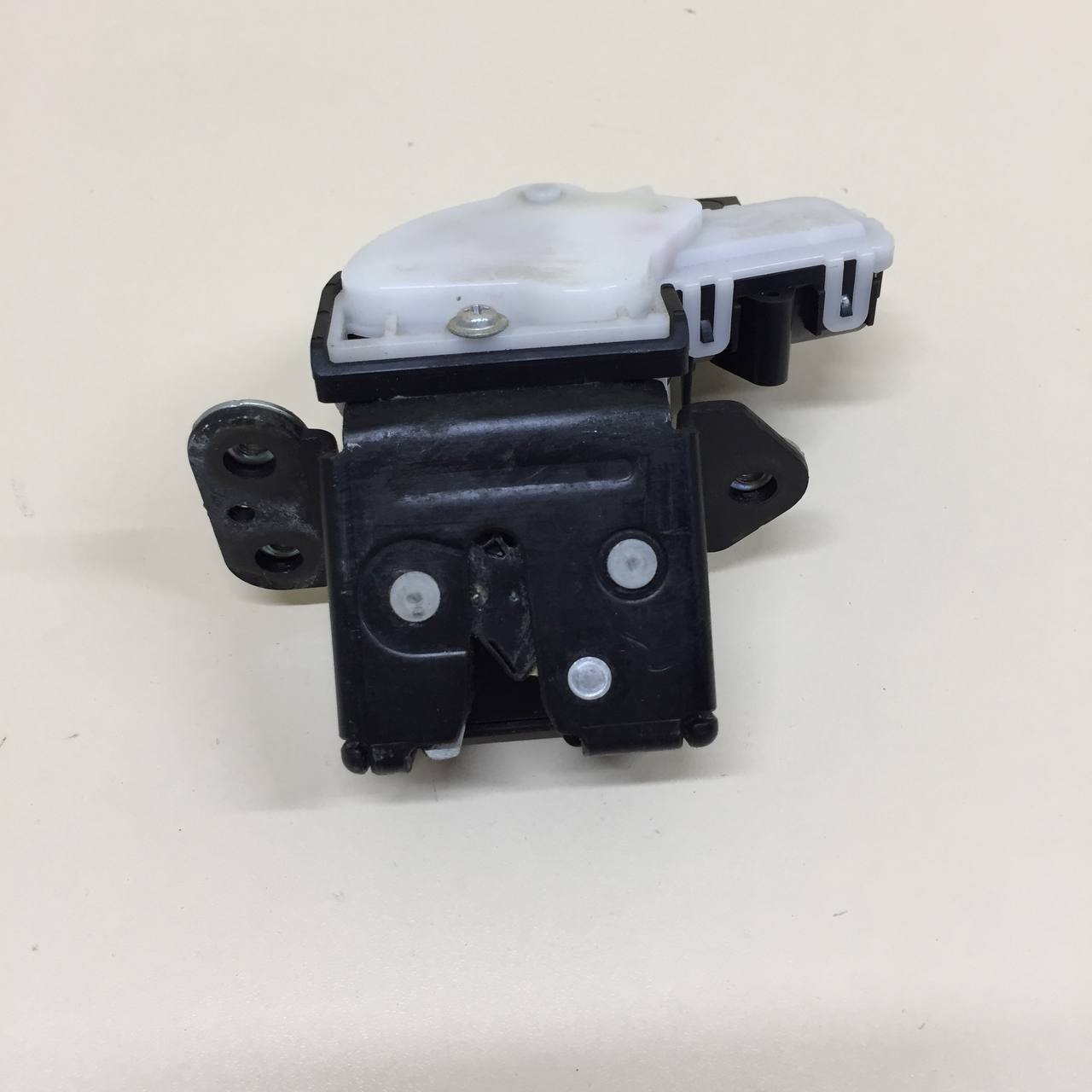 Замок багажника Mazda Mazda 3 (BM) 2013-2016 Замок багажника Mazda Mazda 3 (BM) 2013-2016