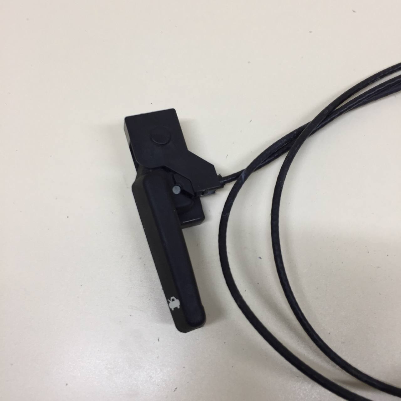 Ручка открывания капота Chevrolet Cobalt (T250) 2011-2015 Ручка открывания капота Chevrolet Cobalt (T250) 2011-2015