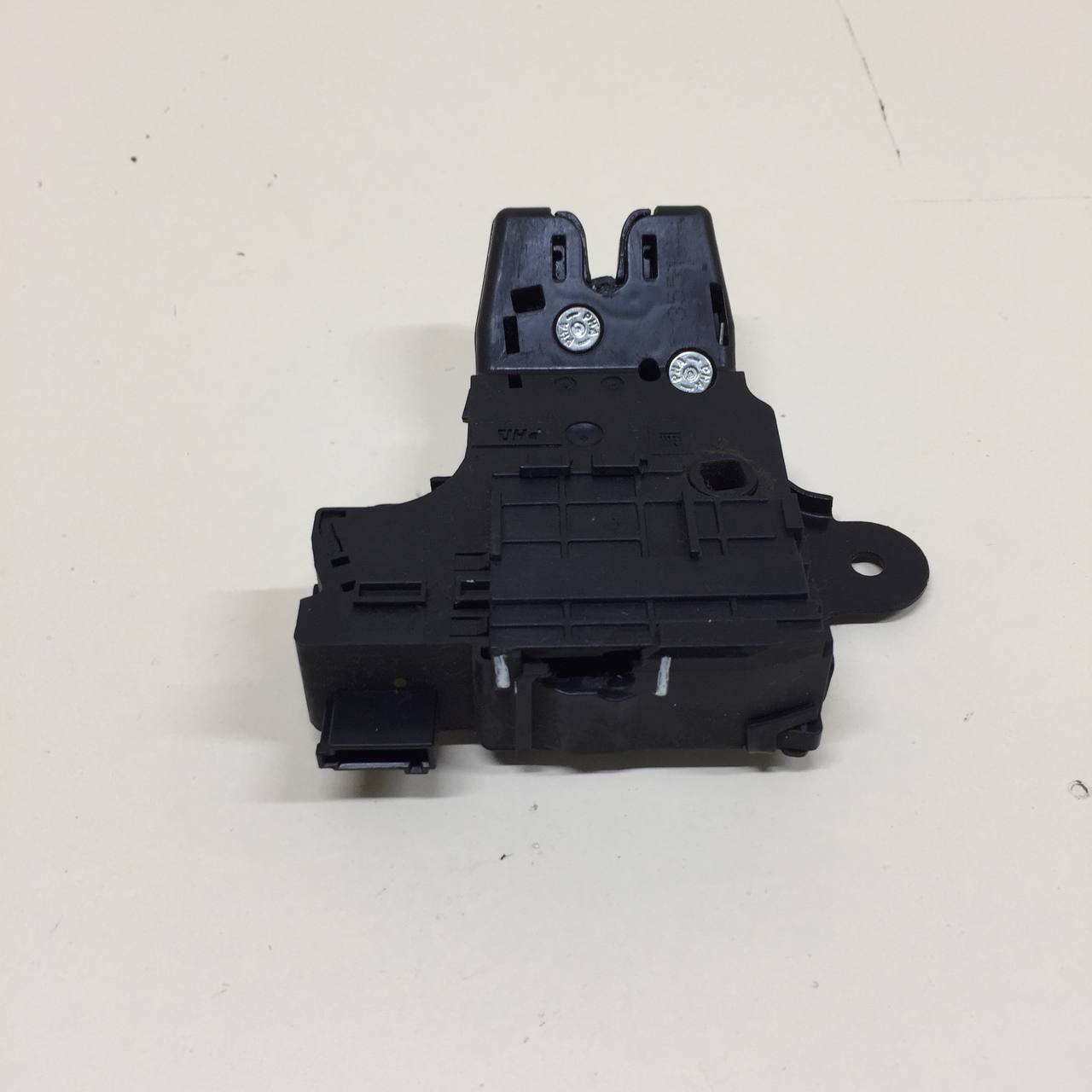 Замок багажника Chevrolet Cruze (J300) 2009-2016 Замок багажника Chevrolet Cruze (J300) 2009-2016