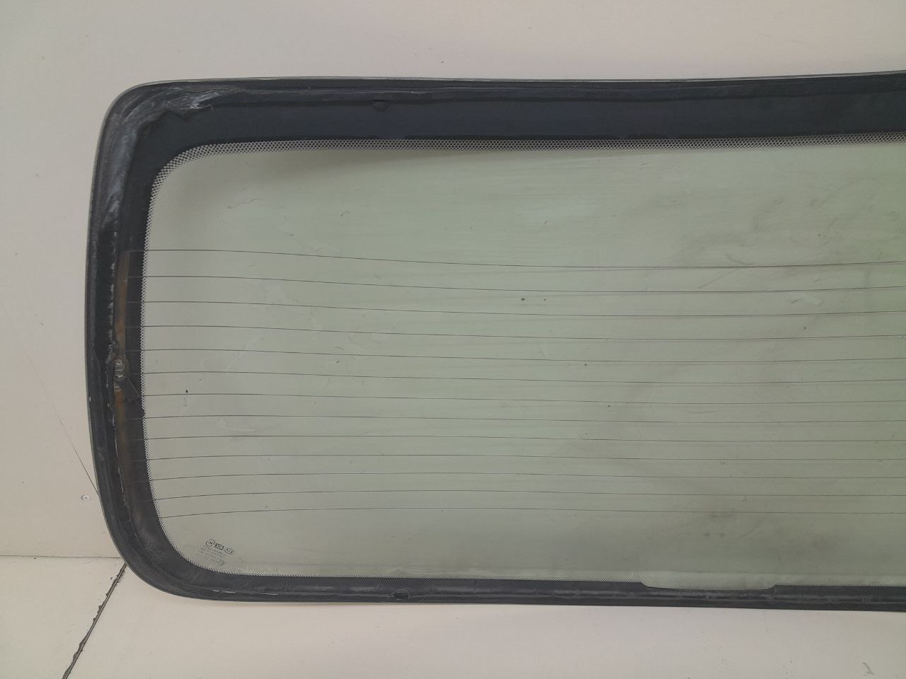 Стекло заднее Kia Sephia 2001-2004
