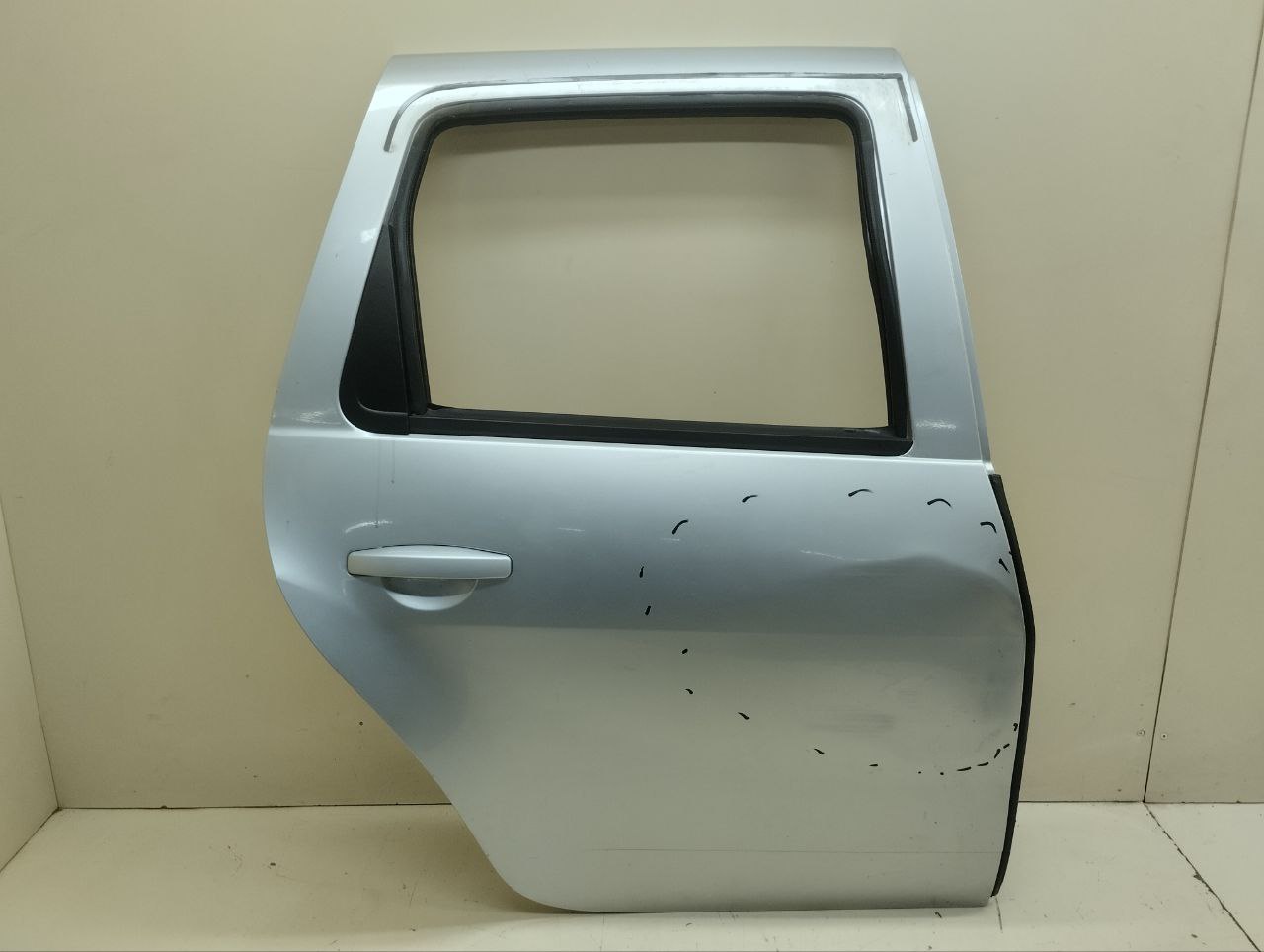 Дверь задняя правая Renault Duster (HSA, HSM) 2012> Дверь задняя правая Renault Duster (HSA, HSM) 2012>