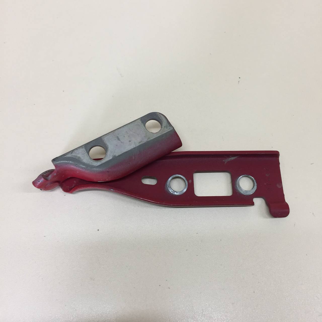 Петля капота правая Ford Fiesta (MK5) 2002-2008 Петля капота правая Ford Fiesta (MK5) 2002-2008