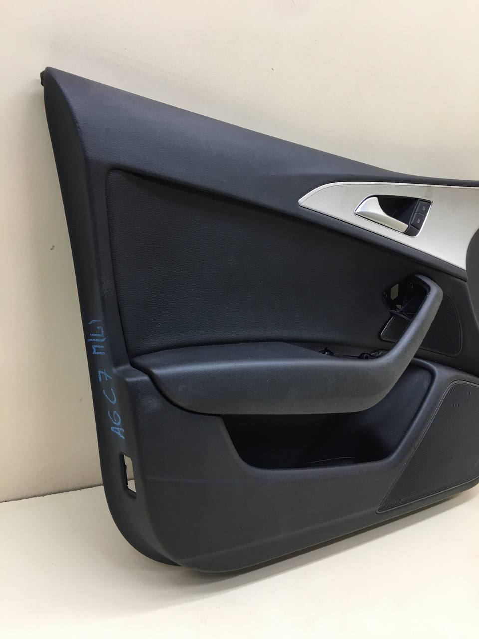 Обшивка двери передней левой Audi A6 (C7) 2011>