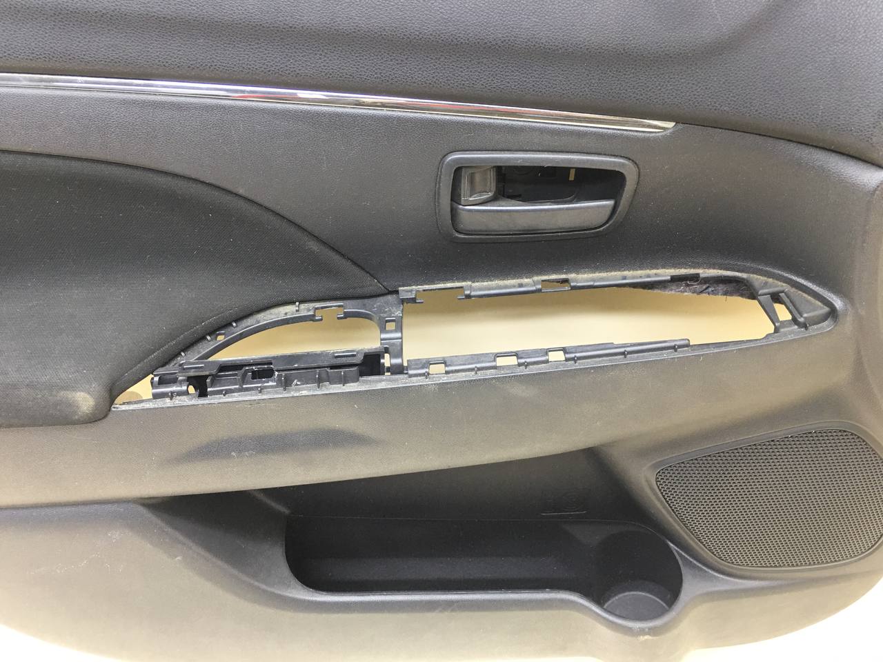 Обшивка двери передней левой Mitsubishi ASX (GA) 2010>