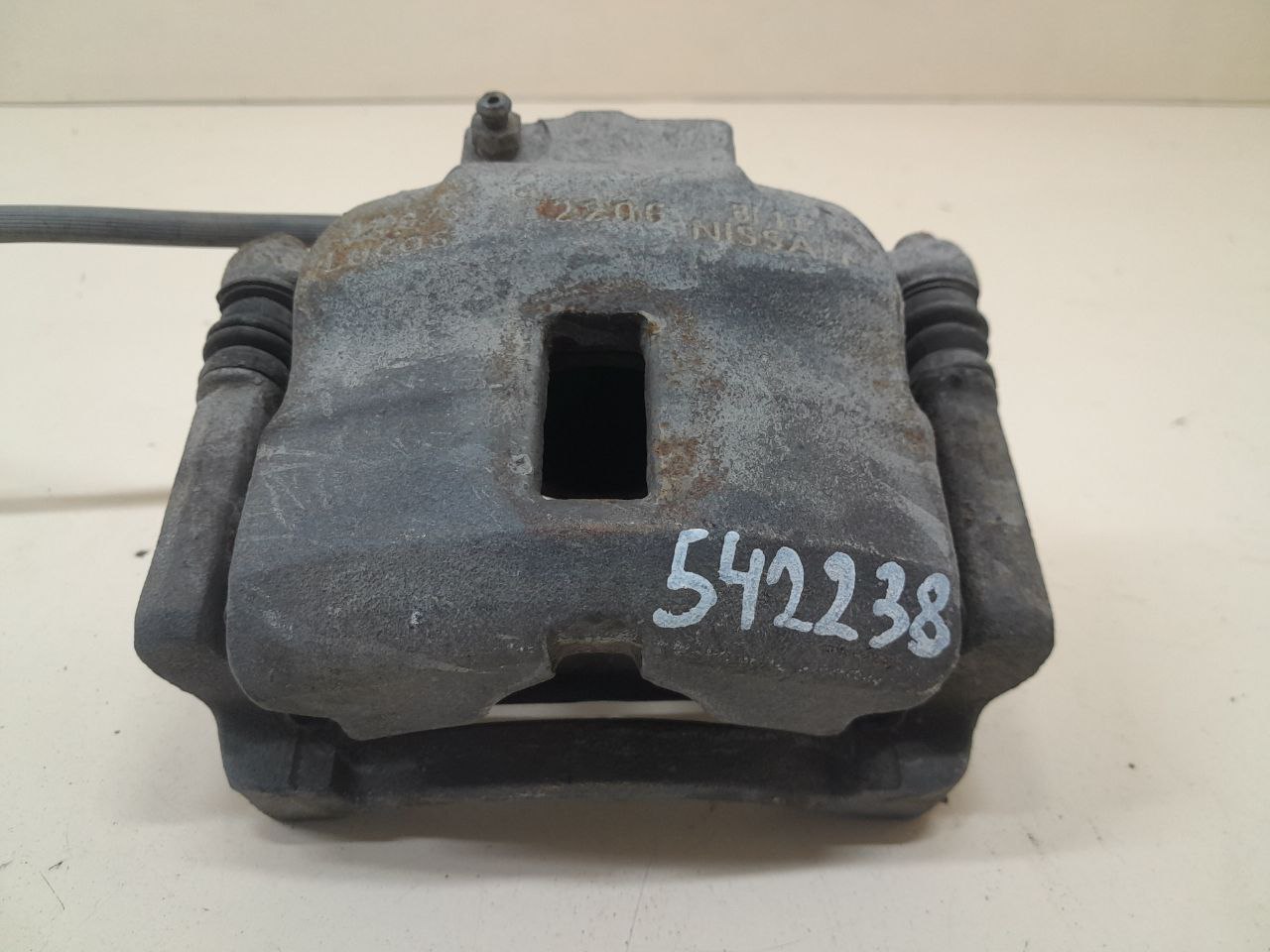 Суппорт передний правый Nissan Almera (N16) 2000-2006