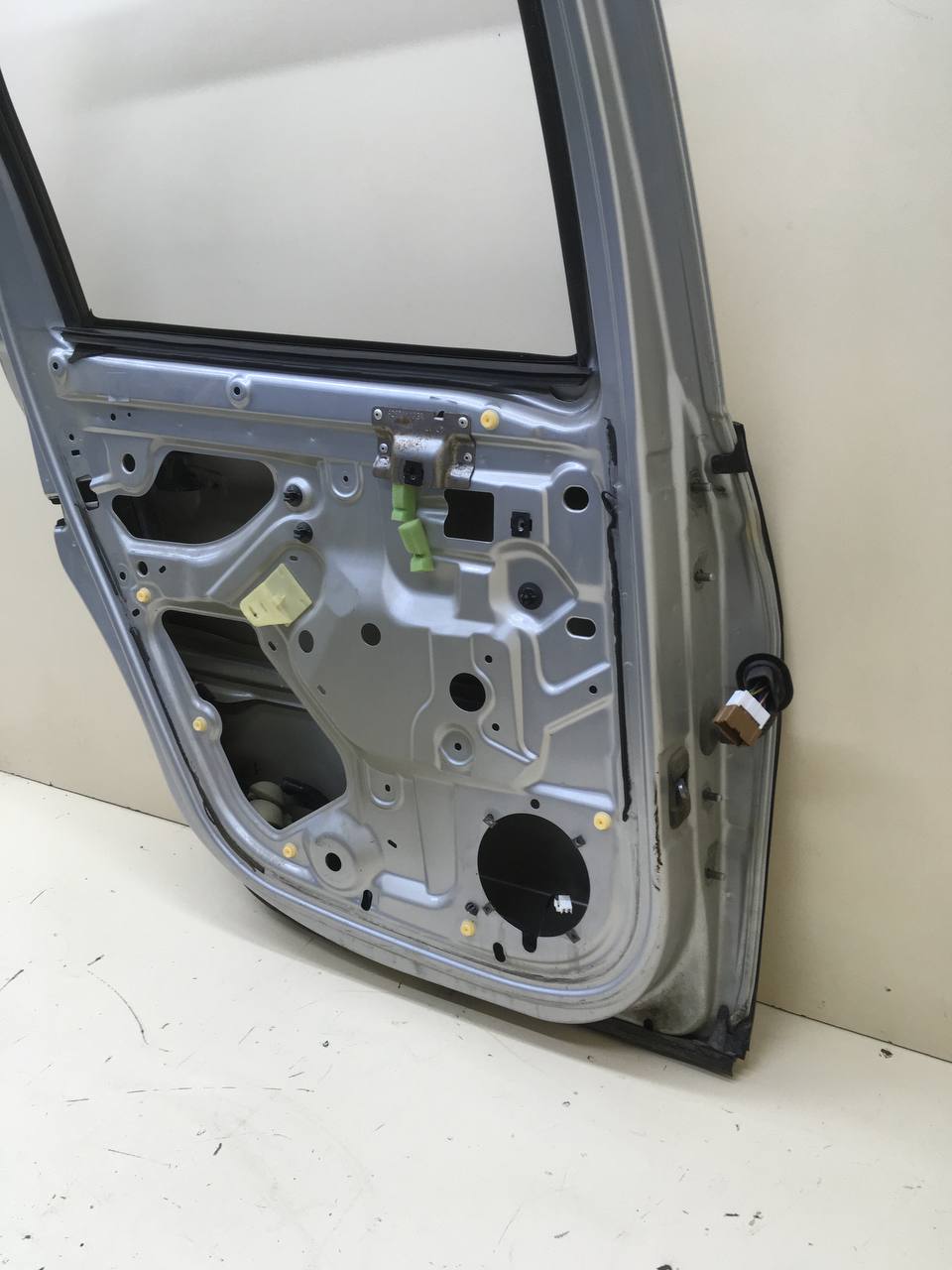 Дверь задняя левая Renault Duster (HSA, HSM) 2012> Дверь задняя левая Renault Duster (HSA, HSM) 2012>
