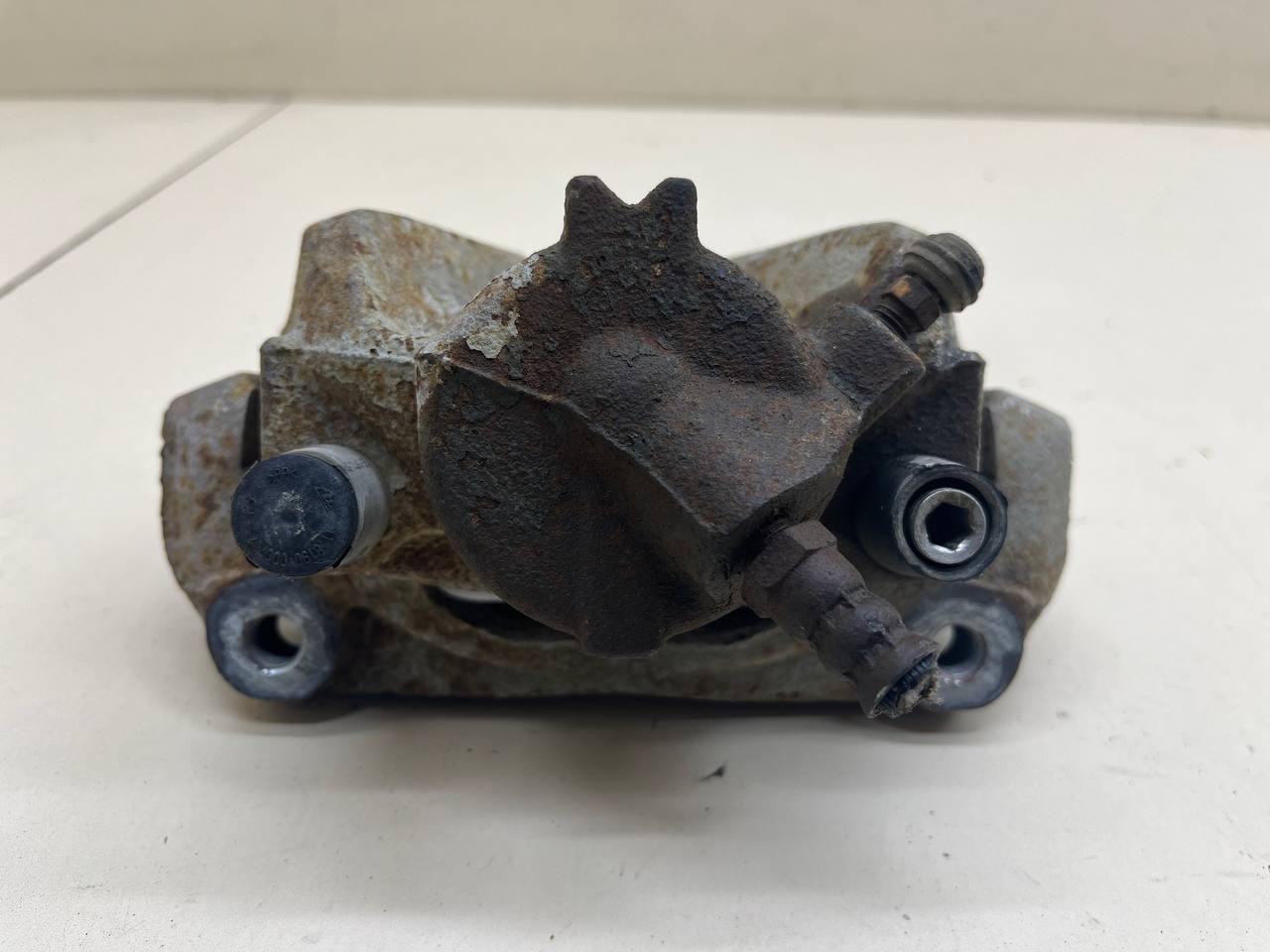 Суппорт передний правый Nissan Terrano (D10) 2014>