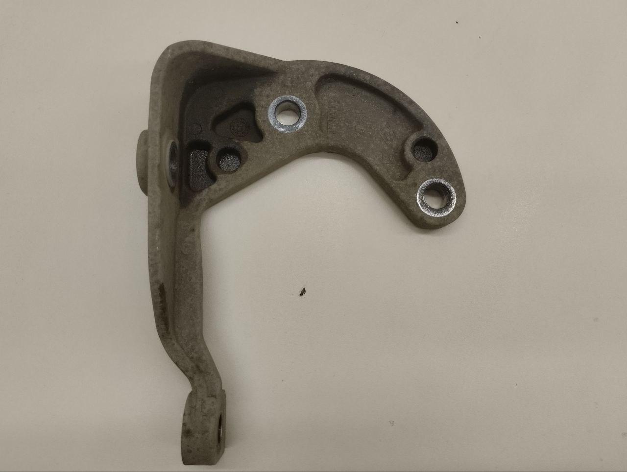 Кронштейн КПП Renault Duster (HSA, HSM) 2012> Кронштейн КПП Renault Duster (HSA, HSM) 2012>