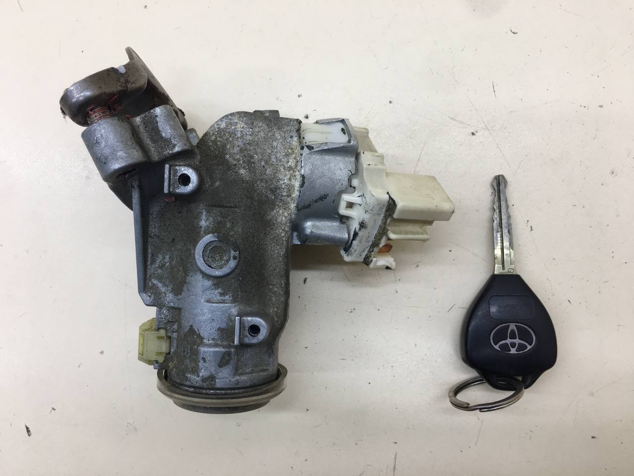 Замок зажигания Toyota Hilux (AN10,AN20,AN30) 2011-2015