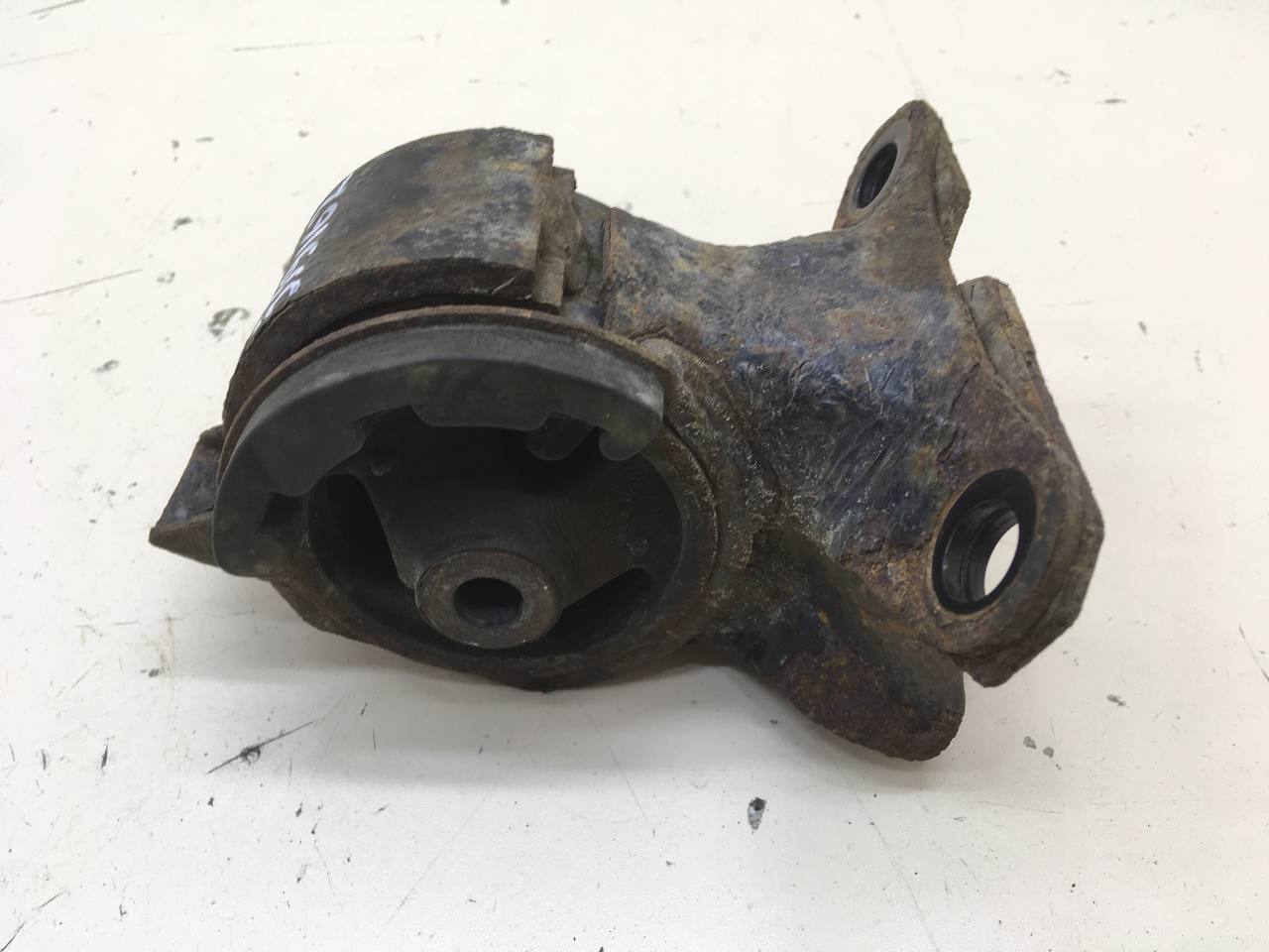 Опора двигателя левая Mazda Mazda 6 (GG) 2002-2007 Опора двигателя левая Mazda Mazda 6 (GG) 2002-2007