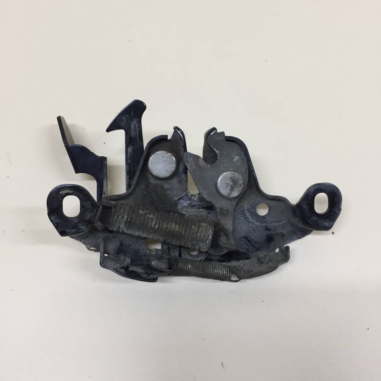 Замок капота Nissan Almera Classic (B10) 2006-2013 Замок капота Nissan Almera Classic (B10) 2006-2013