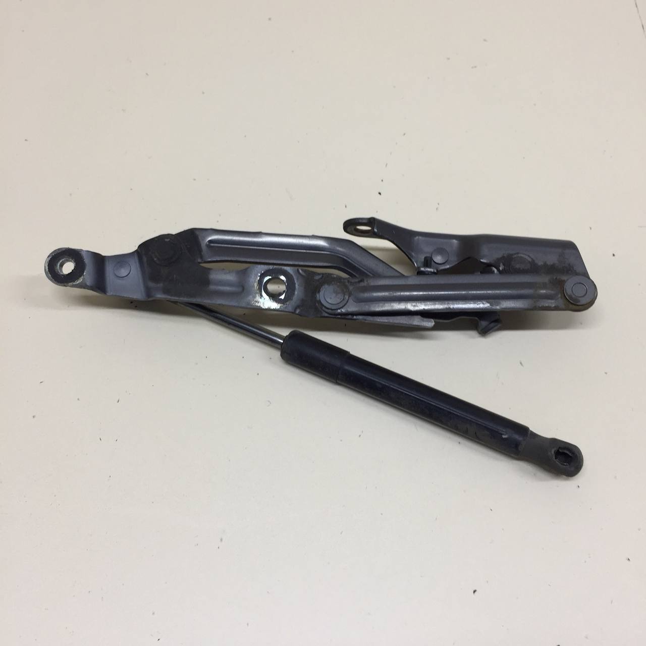 Петля крышки багажника Mazda Mazda 6 (GG) 2002-2007 Петля крышки багажника Mazda Mazda 6 (GG) 2002-2007