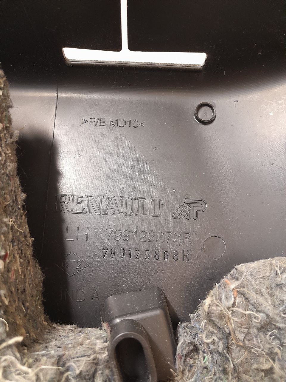 Держатель задней полки Renault Duster (HSA, HSM) 2012>