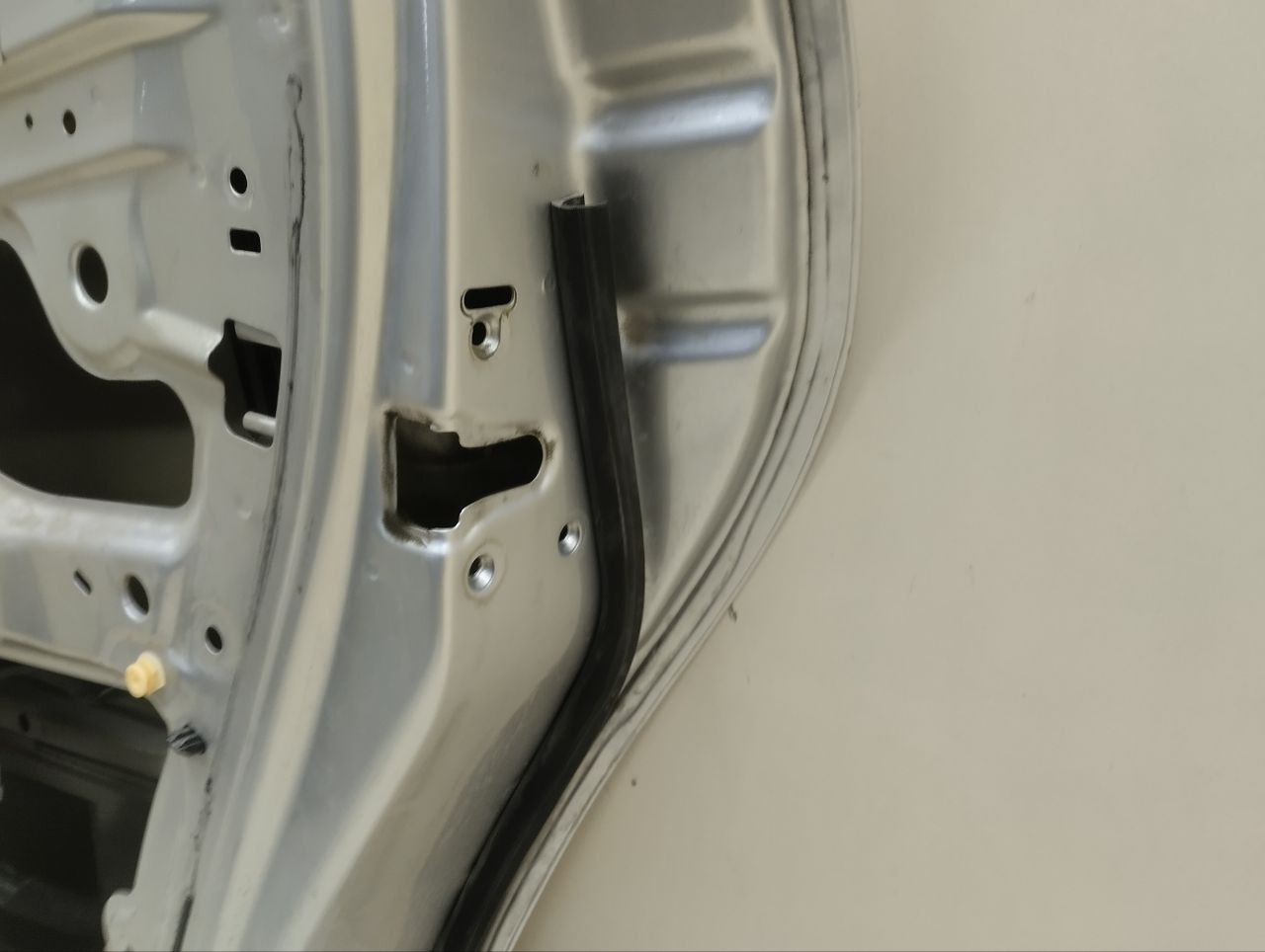 Дверь задняя правая Renault Duster (HSA, HSM) 2012> Дверь задняя правая Renault Duster (HSA, HSM) 2012>