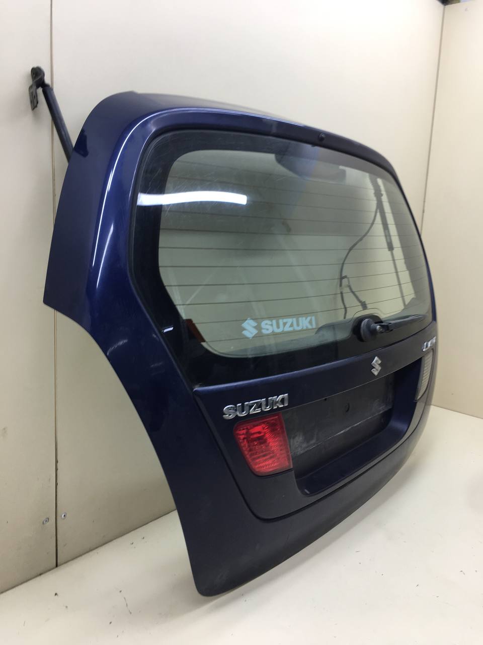 Дверь багажника со стеклом Suzuki Liana 2001-2007 Дверь багажника со стеклом Suzuki Liana 2001-2007