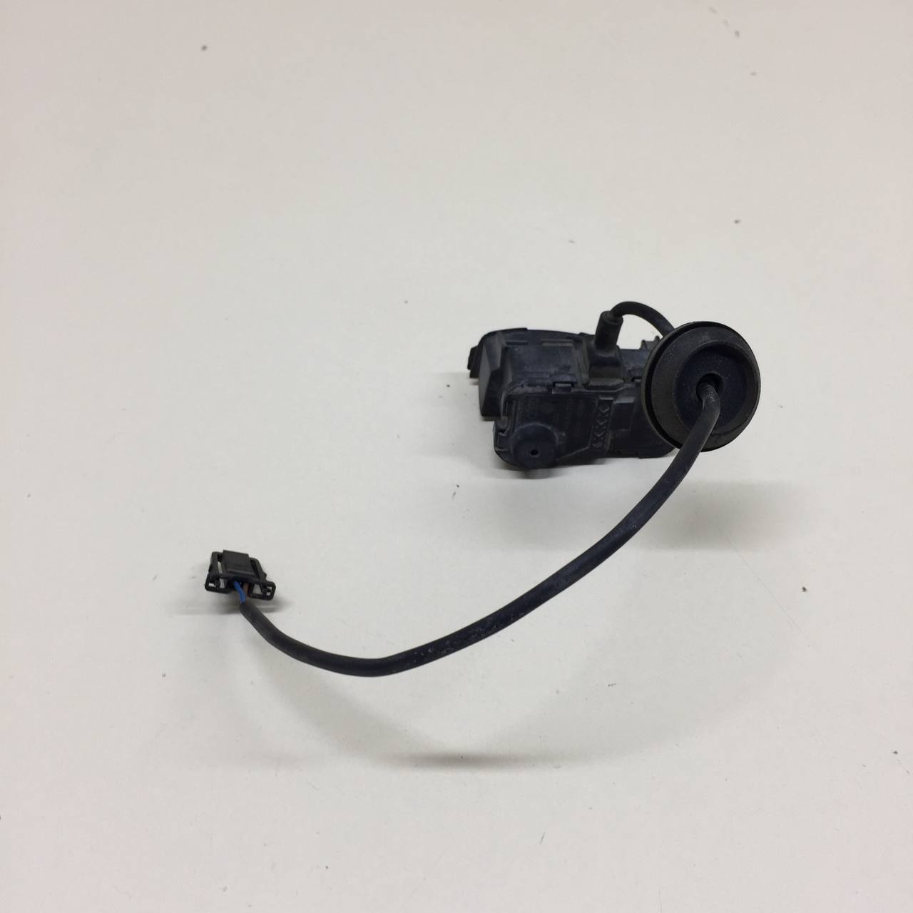 Активатор замка крышки бензобака Volkswagen Polo (MK5) 2011-2020 Активатор замка крышки бензобака Volkswagen Polo (MK5) 2011-2020