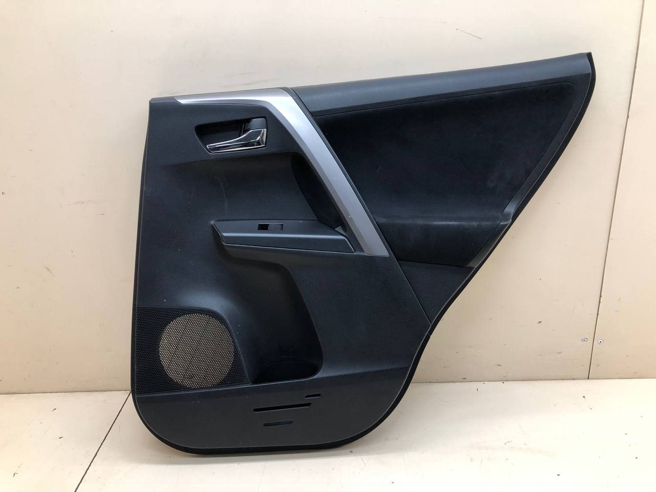 Обшивка двери задней правой Toyota Rav 4 (XA40) 2013-2019