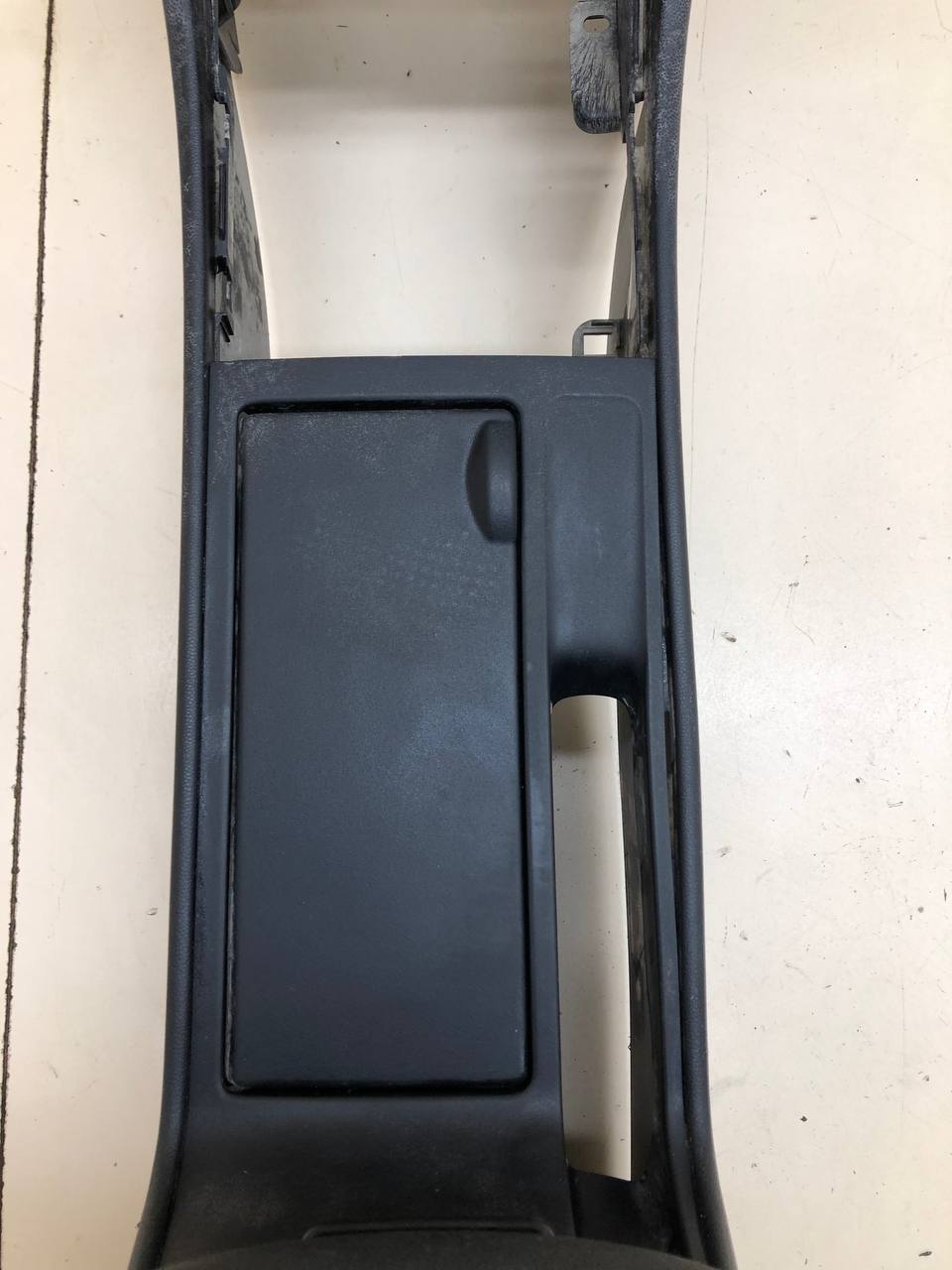 Консоль центральная Mazda Mazda 3 (BK) 2002-2009 Консоль центральная Mazda Mazda 3 (BK) 2002-2009