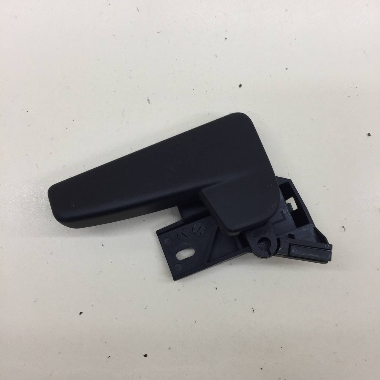Ручка открывания капота Volkswagen Polo (MK5) 2011-2020 Ручка открывания капота Volkswagen Polo (MK5) 2011-2020
