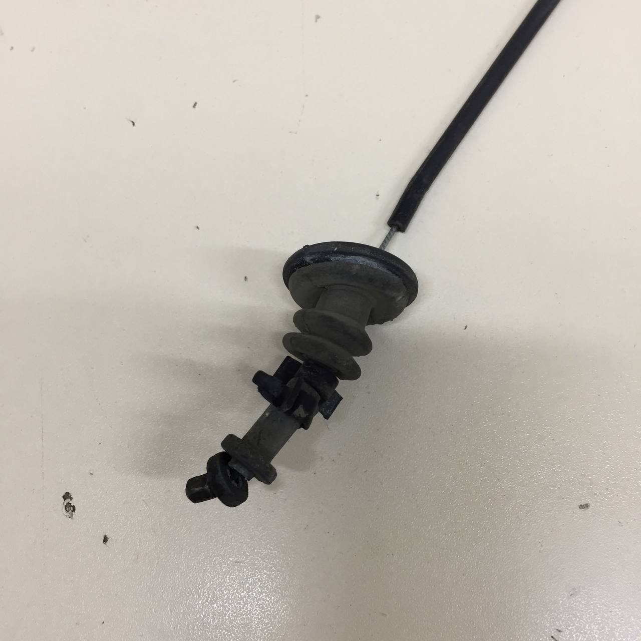 Ручка открывания капота Nissan Note (E11) 2006-2013