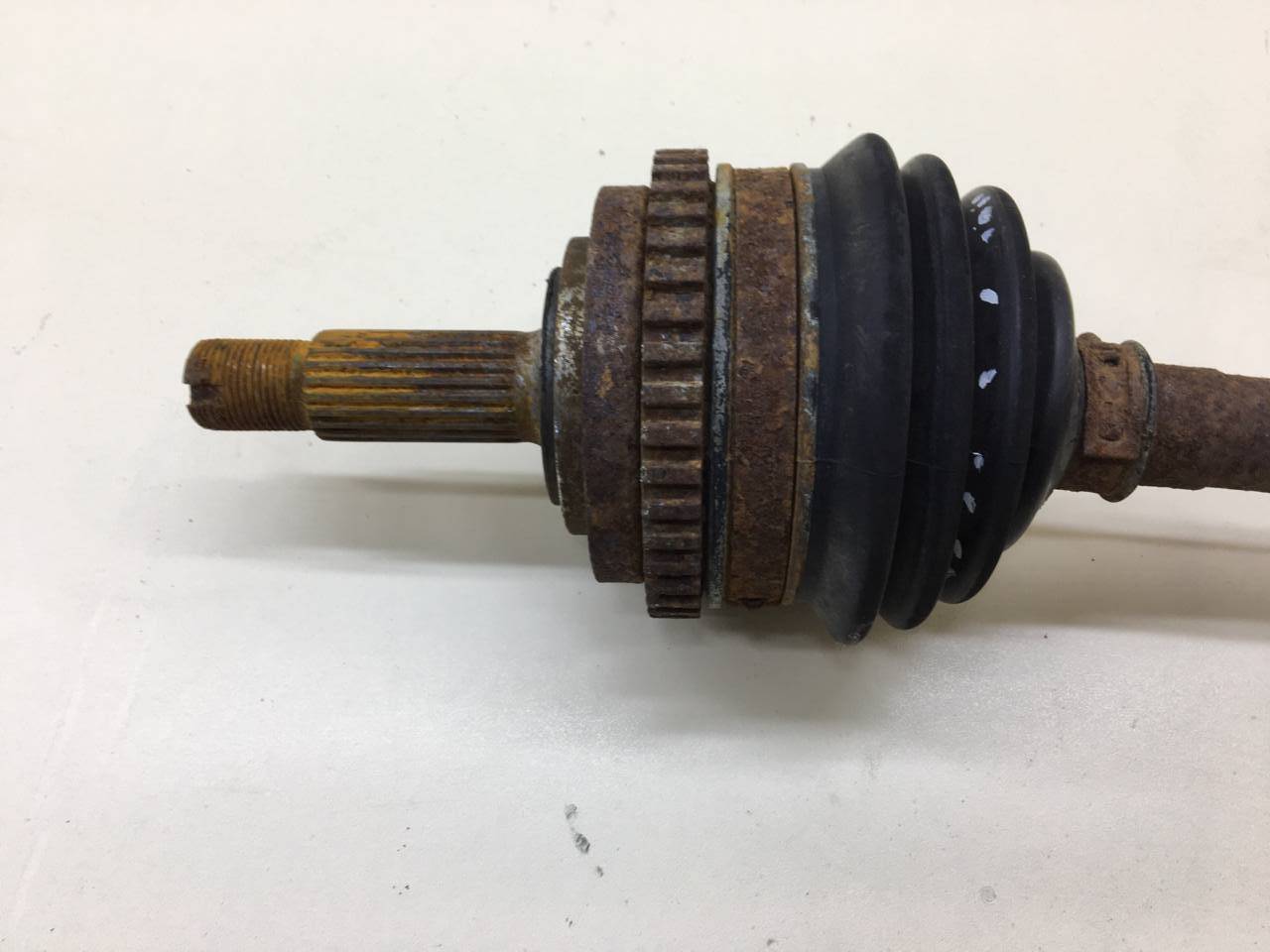 Полуось передняя левая Lada Granta 2011>