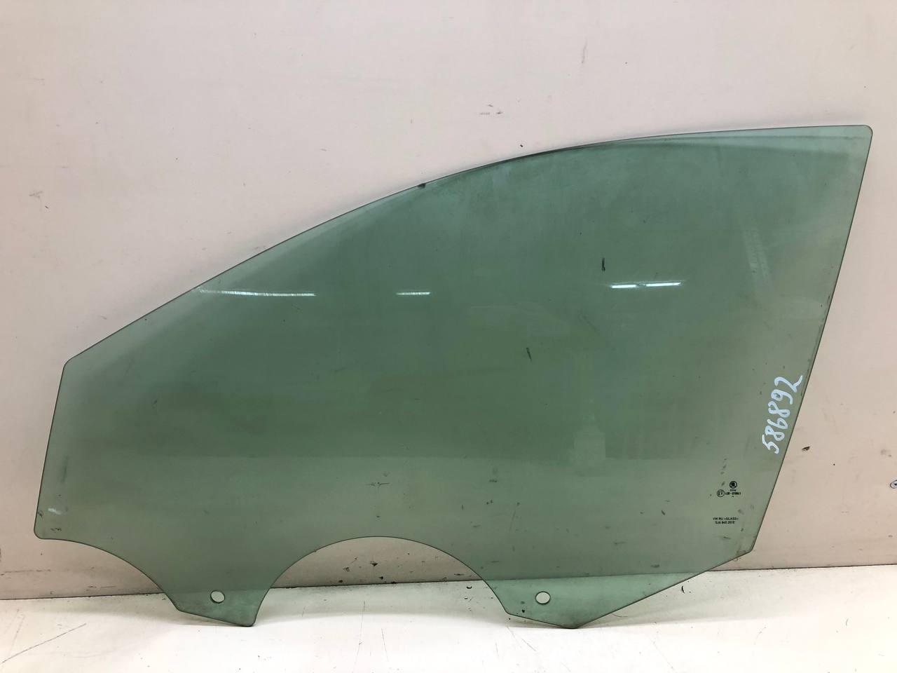 Стекло двери передней левой Skoda Rapid 2012-2020