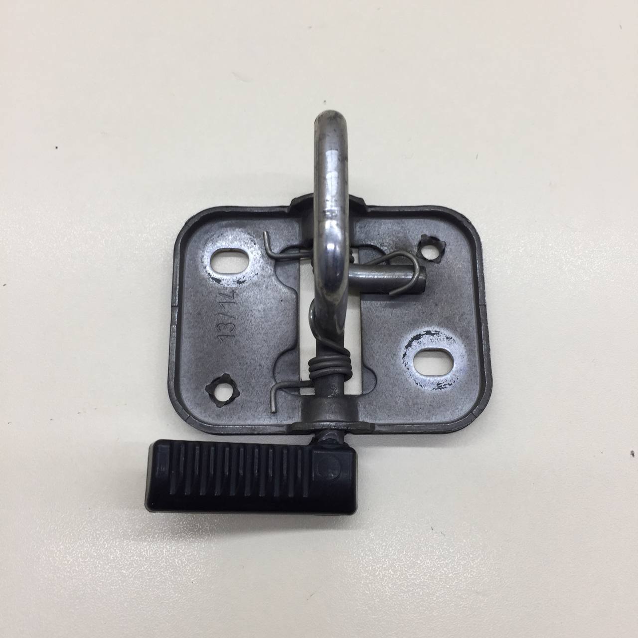 Крючок капота Volkswagen Jetta (A6) 2010-2019 Крючок капота Volkswagen Jetta (A6) 2010-2019