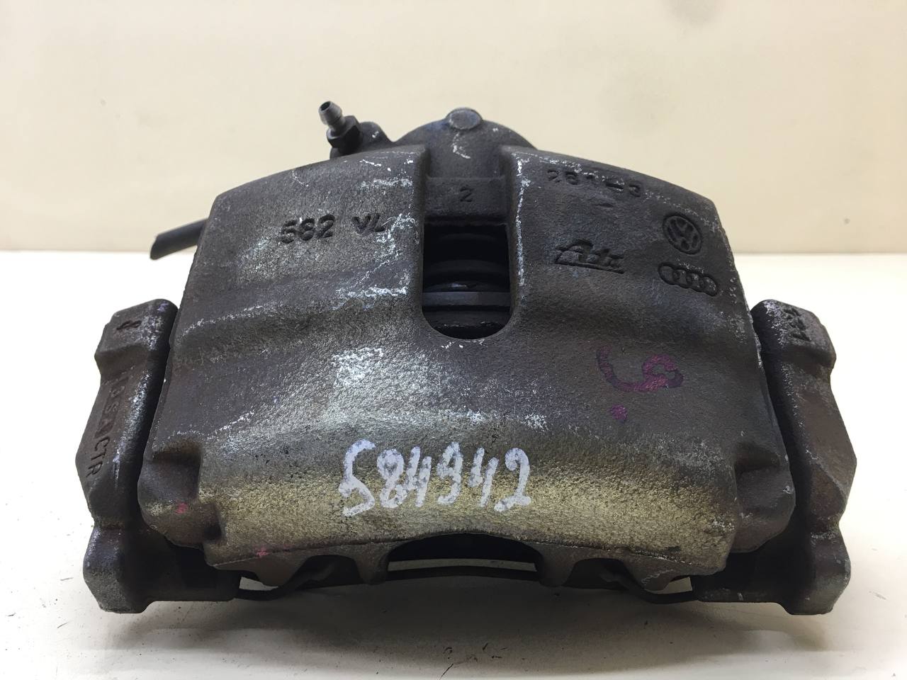 Суппорт передний правый Volkswagen Passat B7 2011-2015 Суппорт передний правый Volkswagen Passat B7 2011-2015