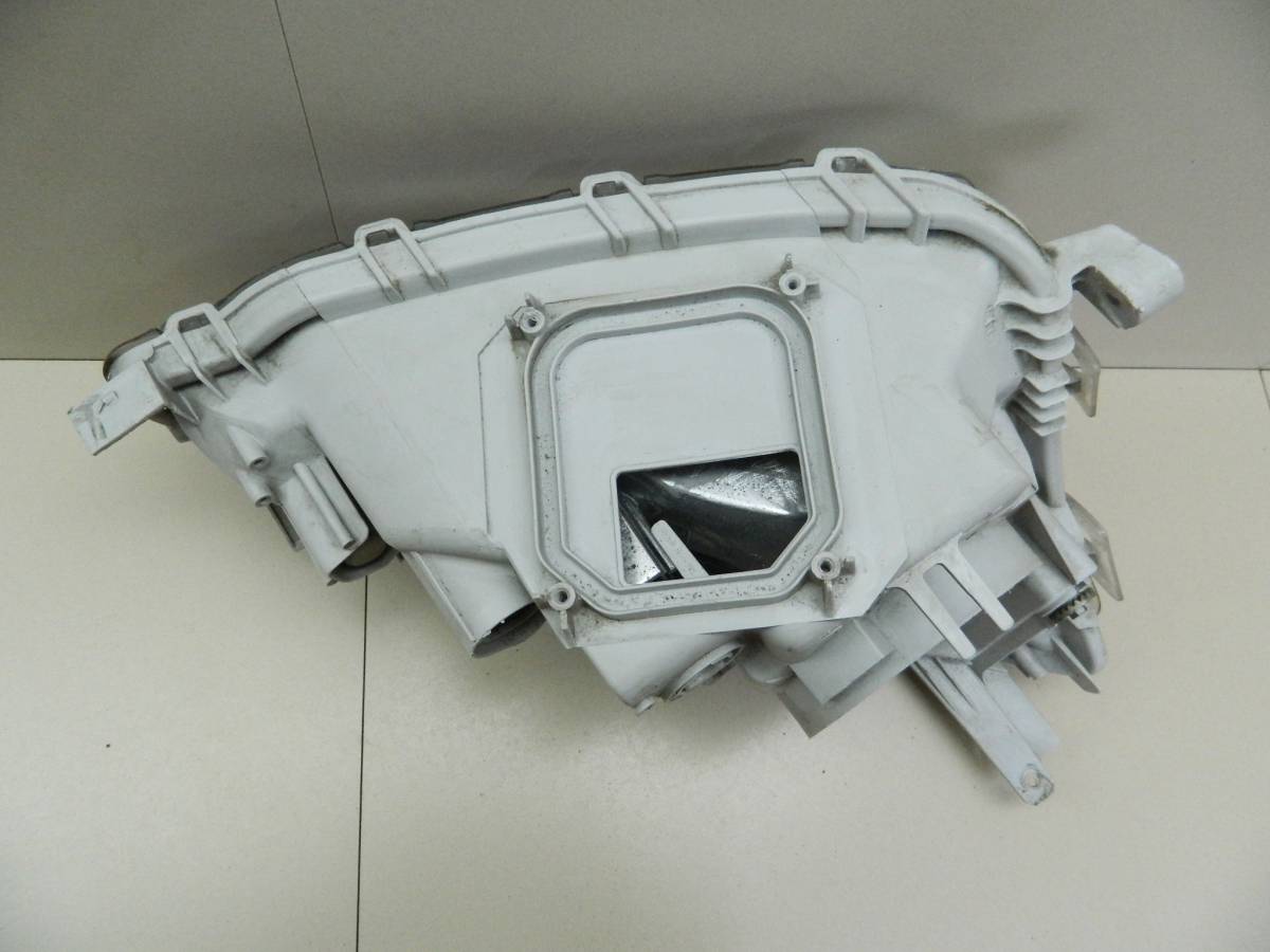 Фара левая Toyota (T240) 2001-2007