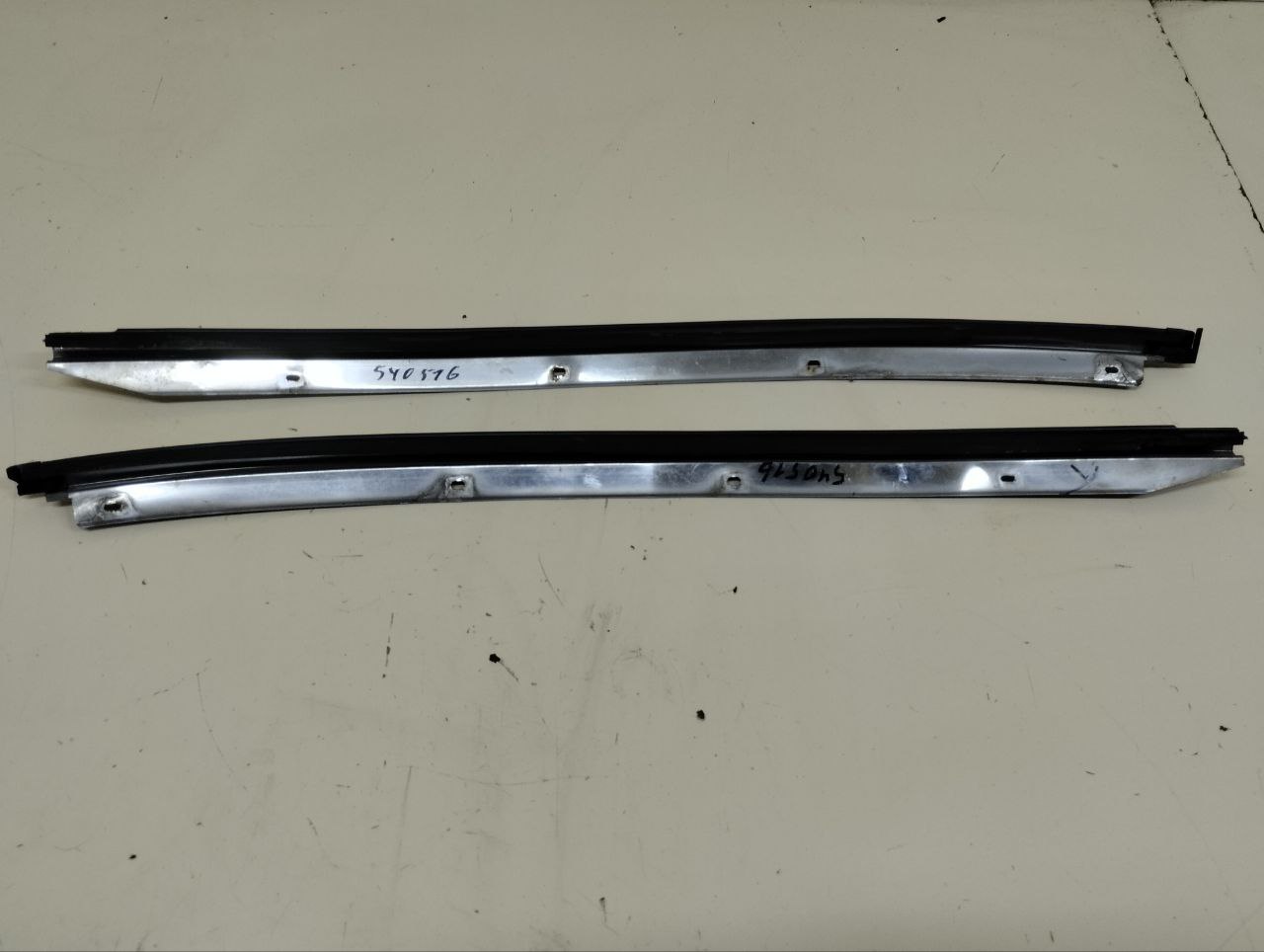 Молдинг лобового стекла Nissan Almera (N16) 2000-2006 Молдинг лобового стекла Nissan Almera (N16) 2000-2006