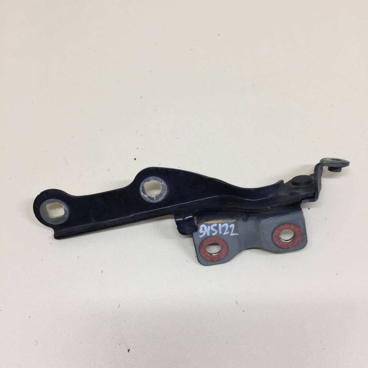 Петля капота правая Chevrolet Cruze (J300) 2009-2016 Петля капота правая Chevrolet Cruze (J300) 2009-2016