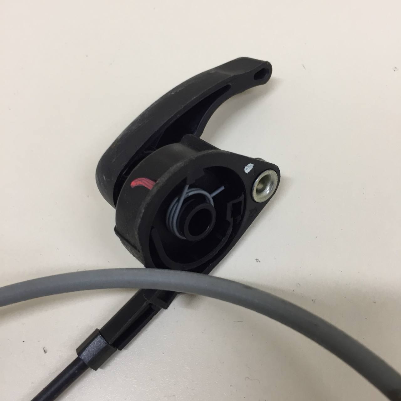 Ручка открывания капота Renault Sandero Stepway (5S) 2014-2022 Ручка открывания капота Renault Sandero Stepway (5S) 2014-2022